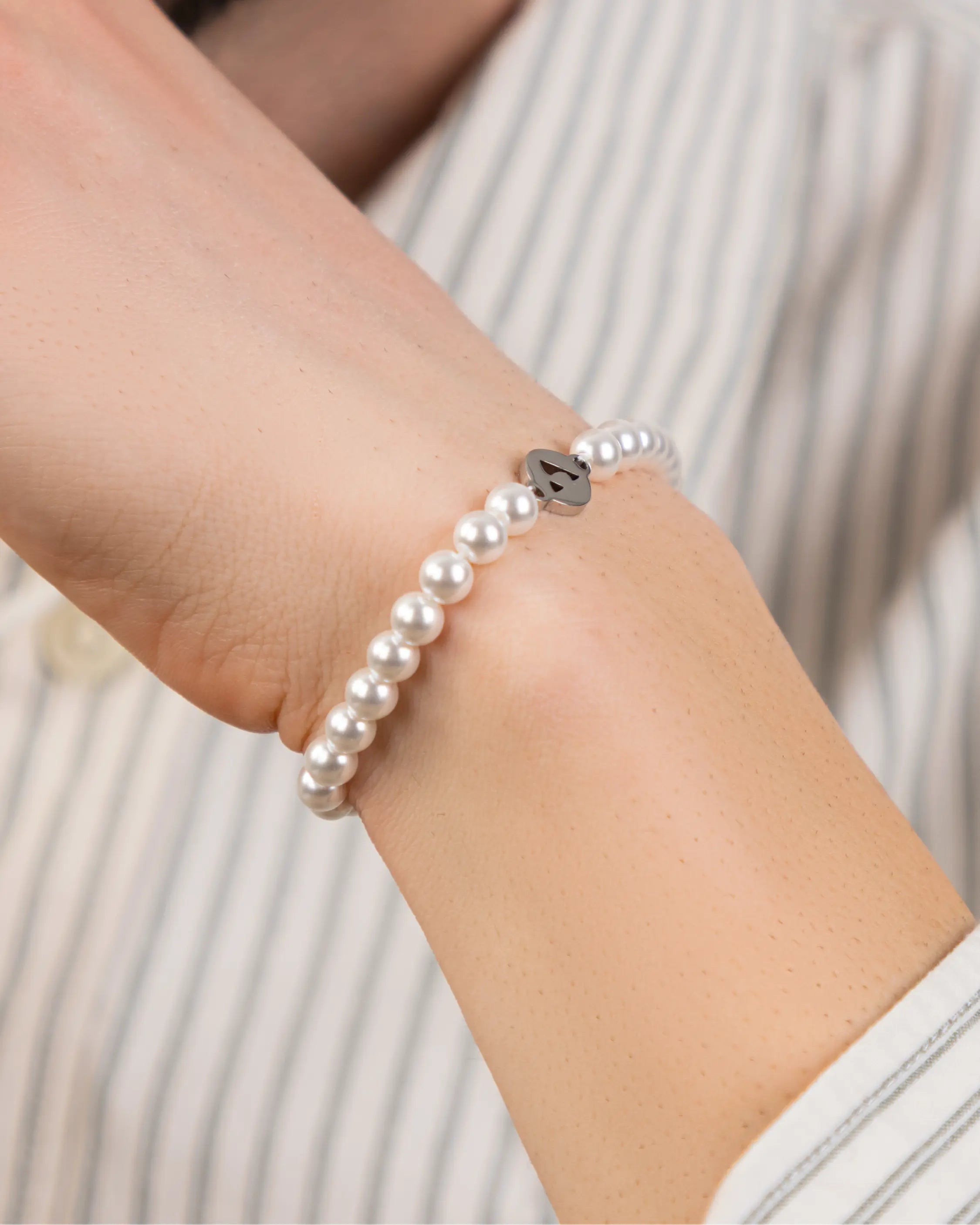 Model trägt ein silbernes LONEVILE Armband aus 316L-Edelstahl