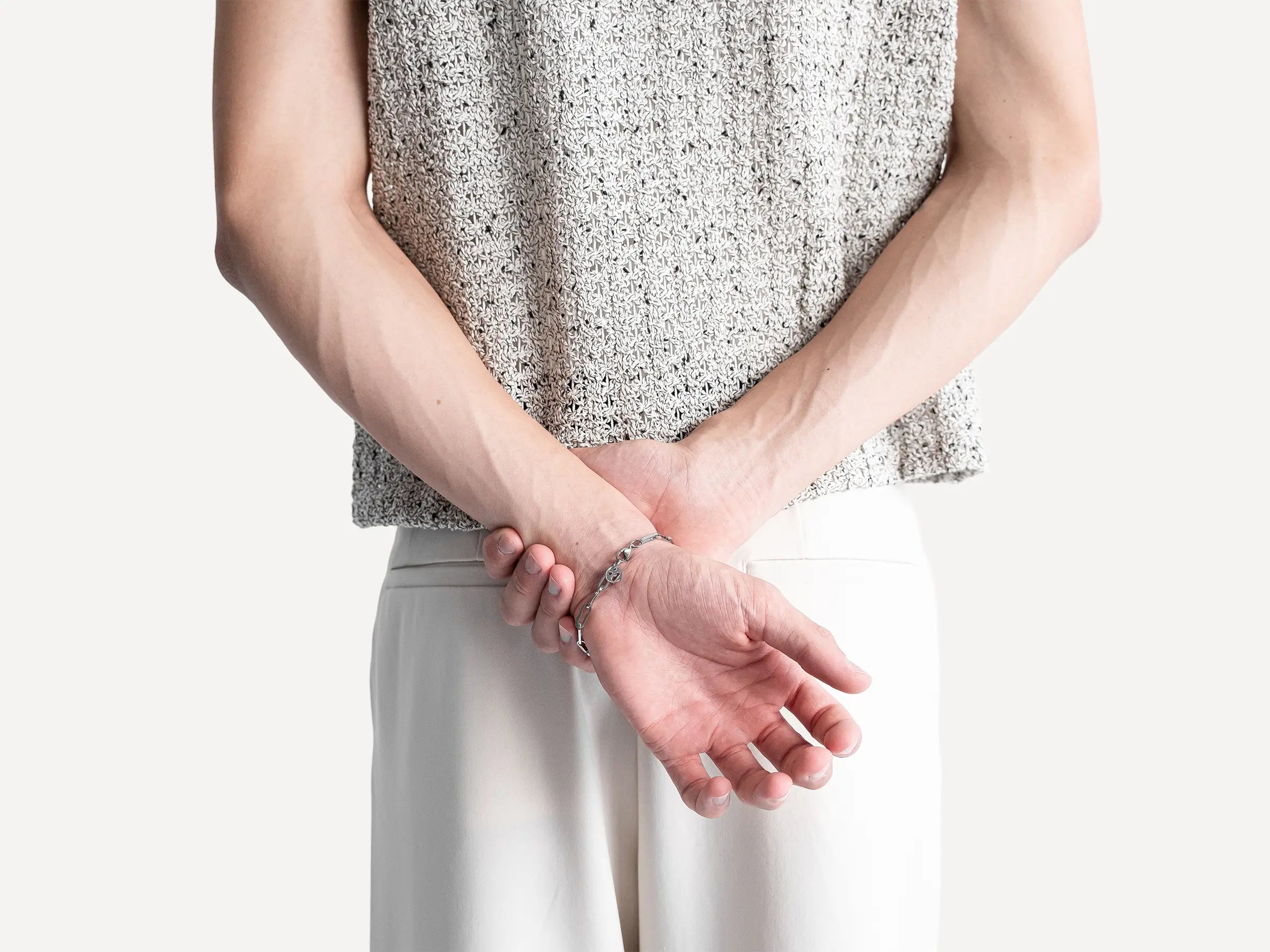 Männliches Model trägt das Forma Aeterna Armband in Silber aus 316L-Edelstahl und setzt das elegante Design stilvoll in Szene.