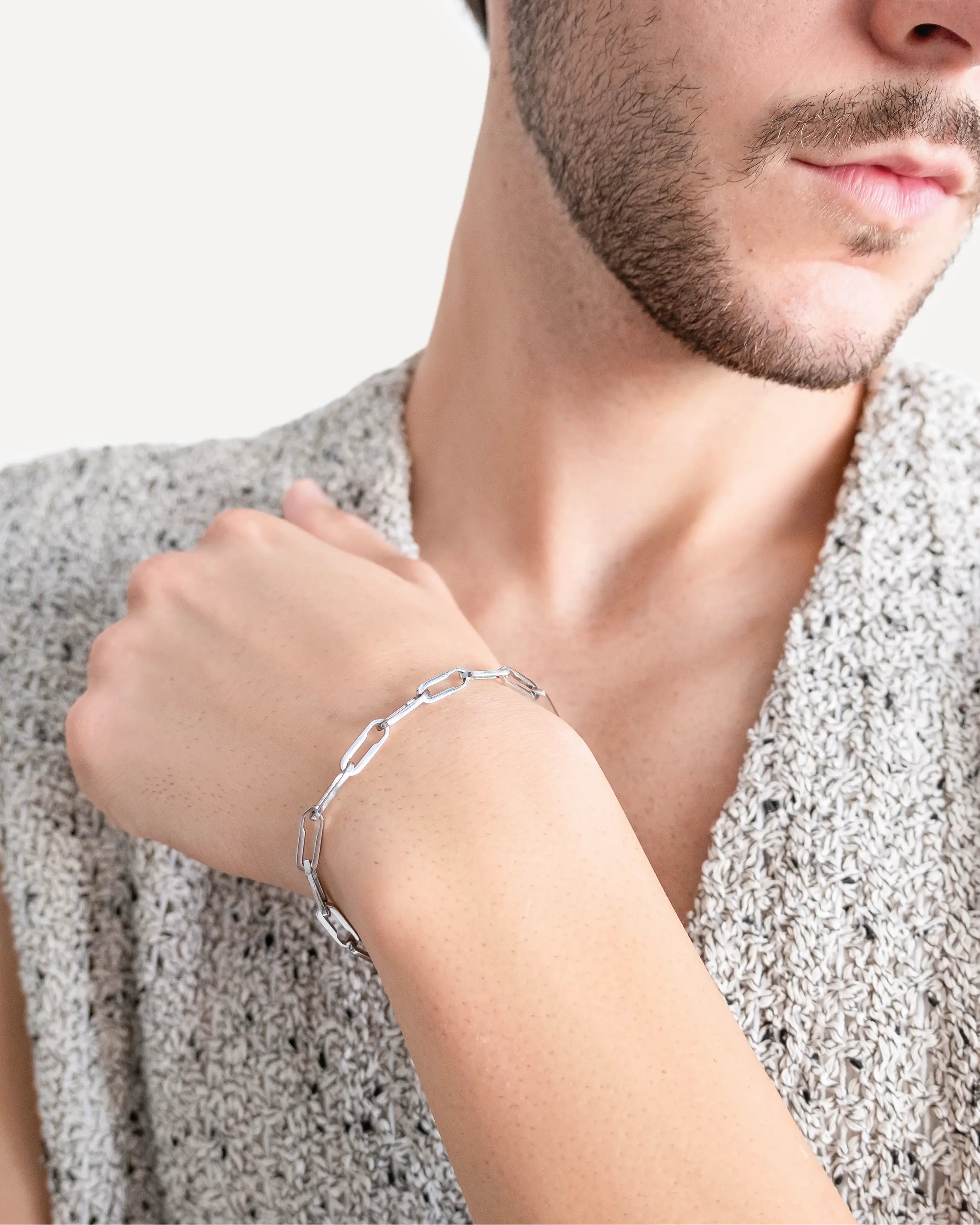 Männliches Model trägt das Forma Aeterna Armband in Silber aus 316L-Edelstahl und setzt das elegante Design stilvoll in Szene.