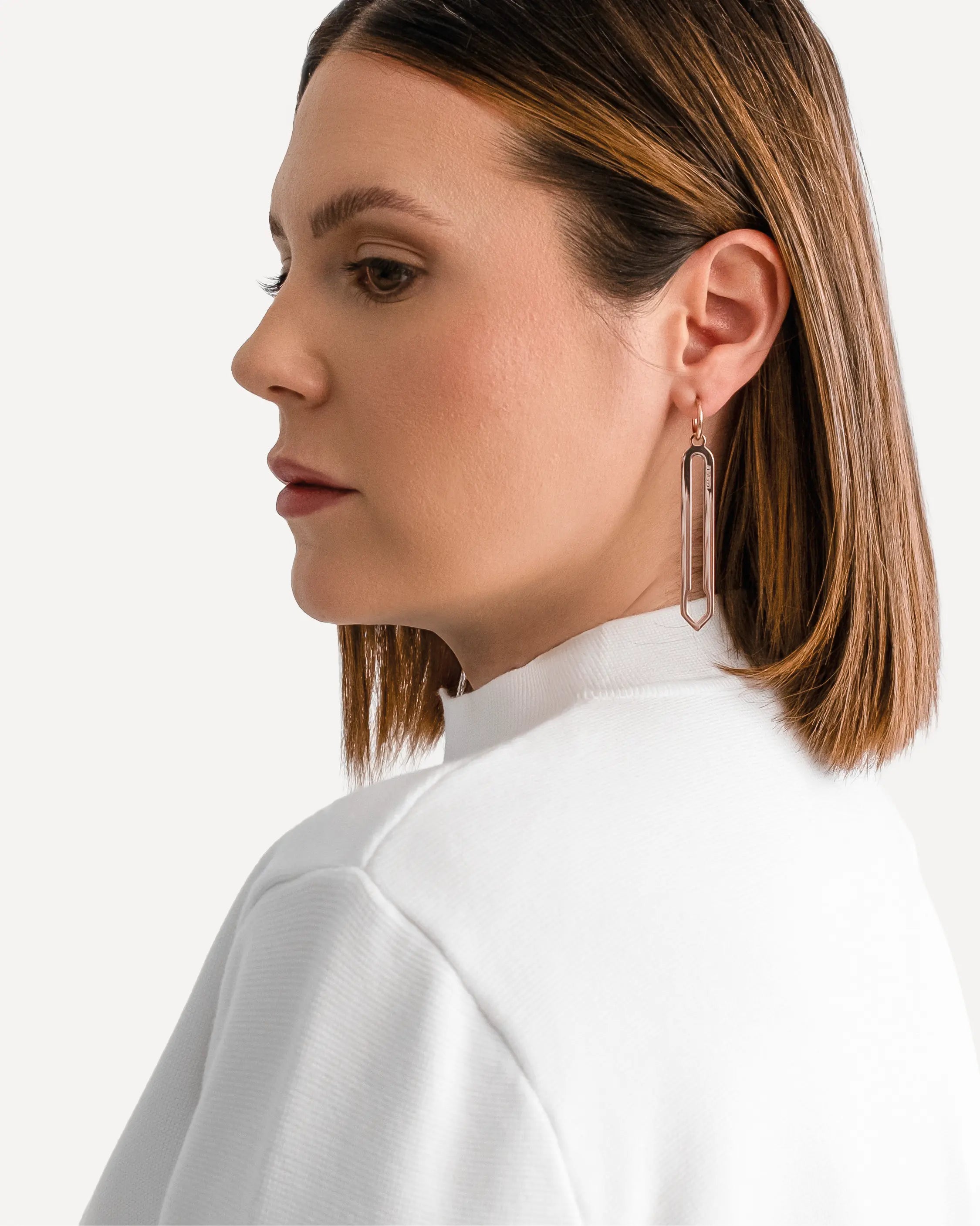 Männliches Model trägt die Forma Lamina Ohrringe in Roségold aus 316L-Edelstahl und setzt das elegante Design stilvoll in Szene.