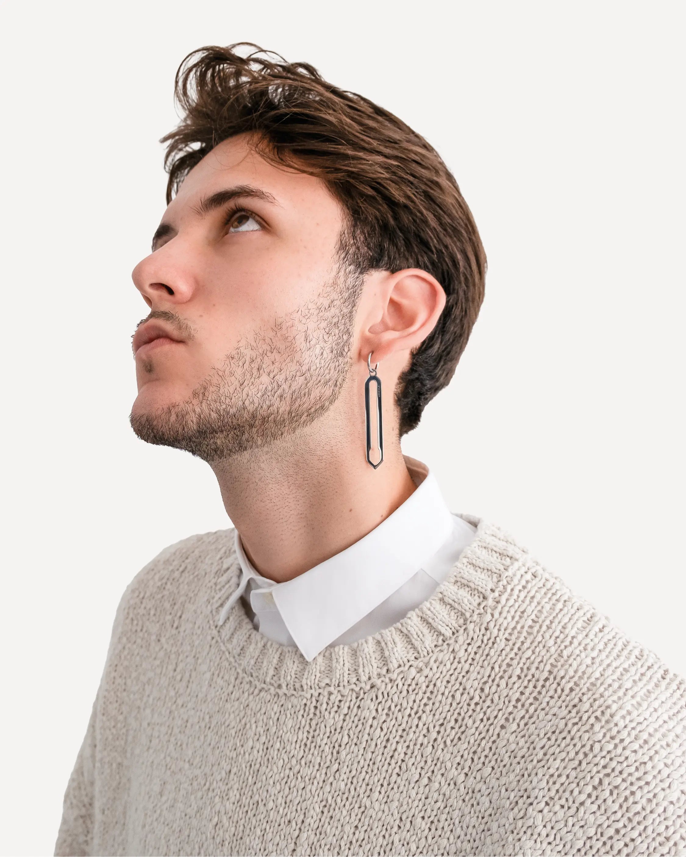Männliches Model trägt die Forma Lamina Ohrringe in Silber aus 316L-Edelstahl und setzt das elegante Design stilvoll in Szene.