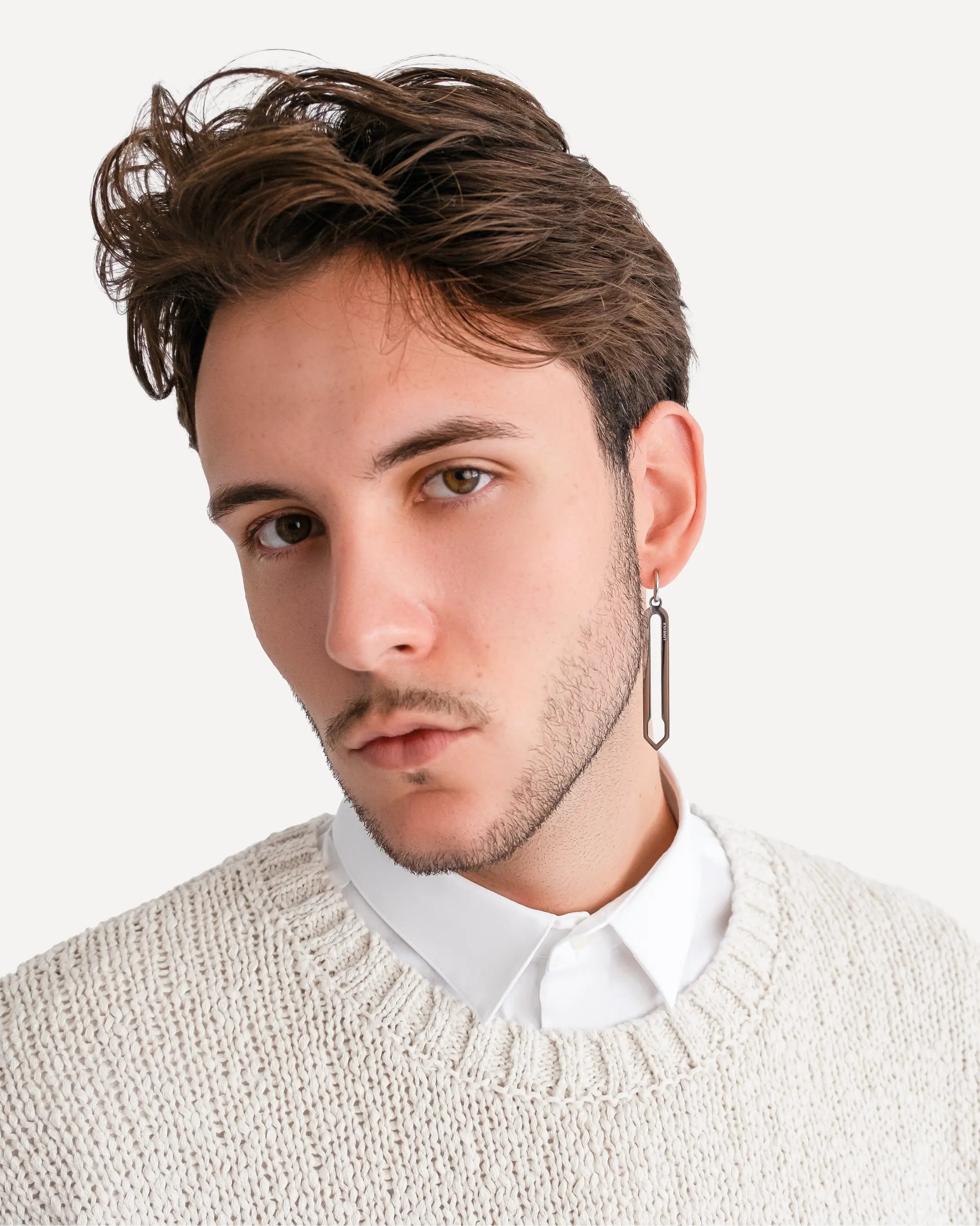 Männliches Model trägt die Forma Lamina Ohrringe in Silber aus 316L-Edelstahl und setzt das elegante Design stilvoll in Szene.