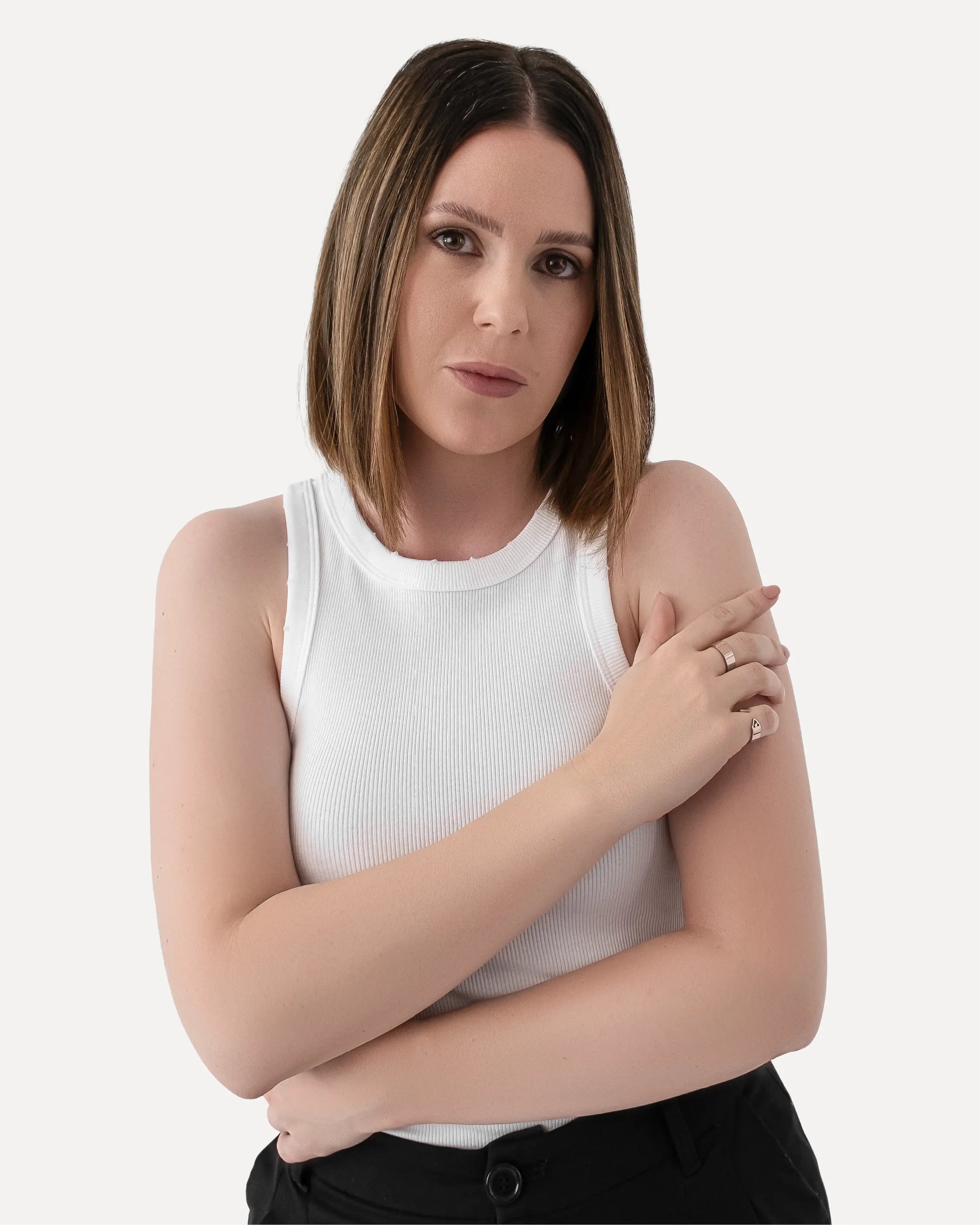 Weibliches Model trägt den Forma Apertura Ring in Roségold aus 316L-Edelstahl und setzt das elegante Design stilvoll in Szene.