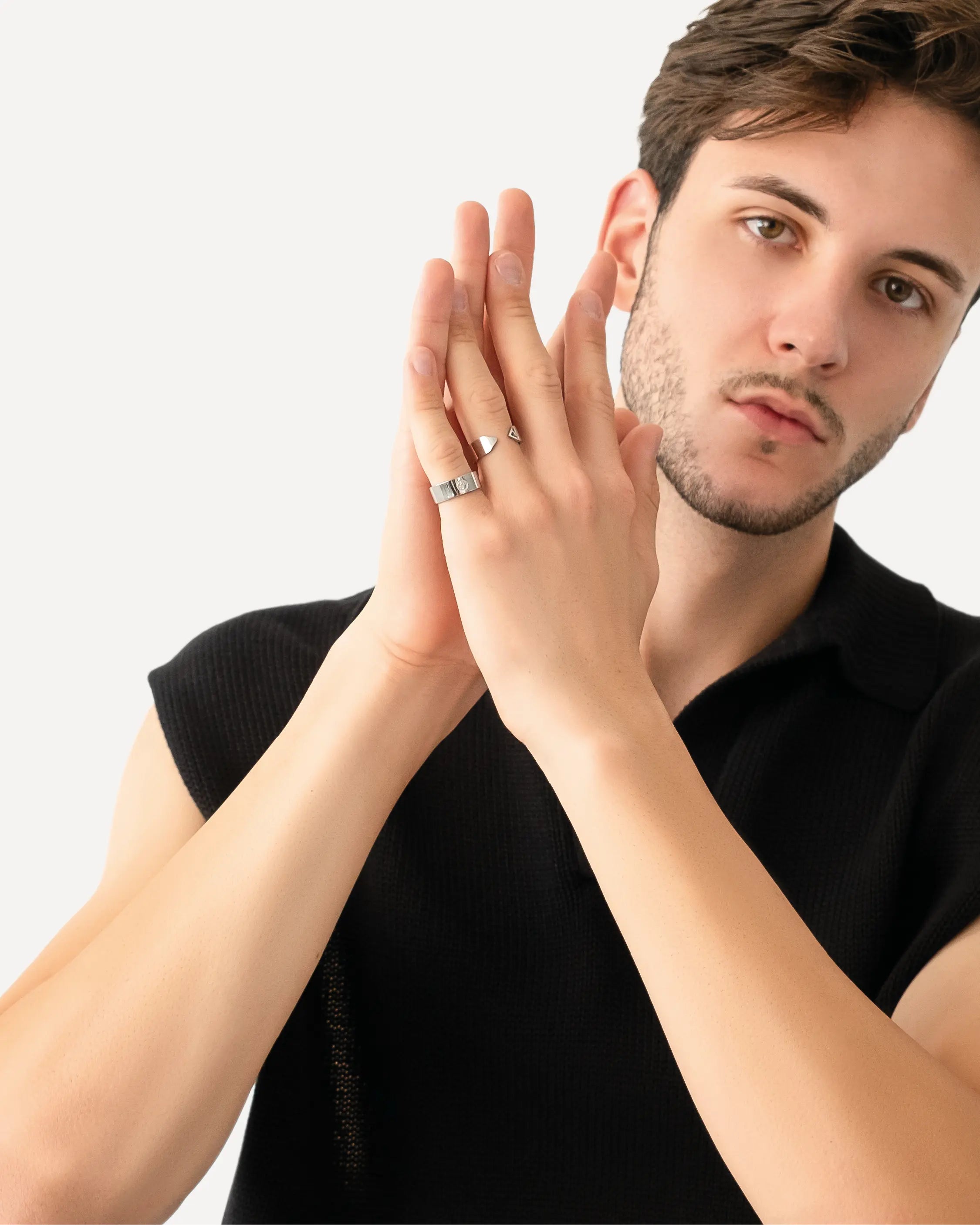Männliches Model trägt den Forma Apertura Ring in Silber aus 316L-Edelstahl und setzt das elegante Design stilvoll in Szene.