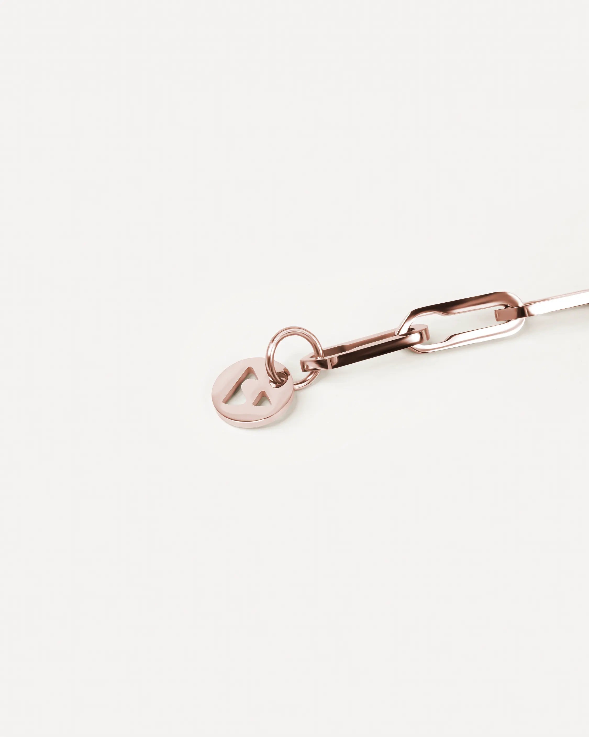 Roségoldenes Forma Aeterna Armband aus 316L-Edelstahl, Nahaufnahme des eleganten Anhängers.