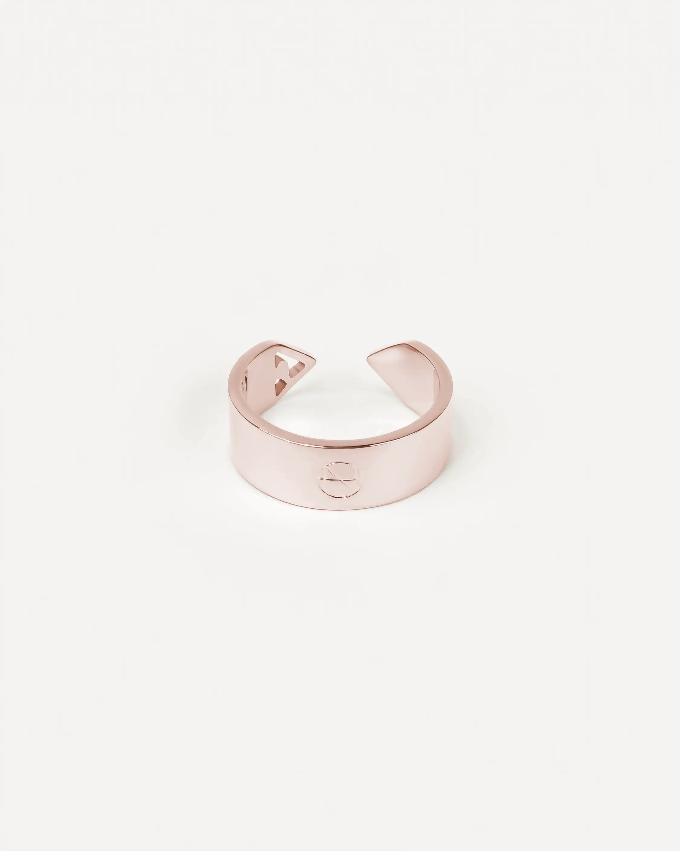 Rückansicht des roségoldenen Forma Apertura Rings mit offenem Design und Gravur, vollständig sichtbar.