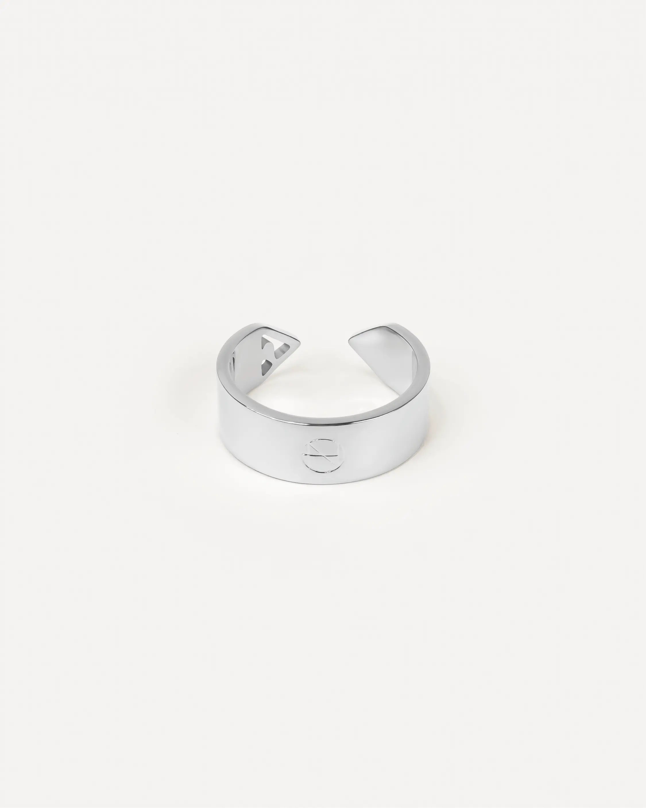 Frontalansicht des silbernen Forma Apertura Rings mit offenem Design, vollständig sichtbar. Das LONEVILE-Logo ist präzise per Laser in die Ringschiene geschnitten.
