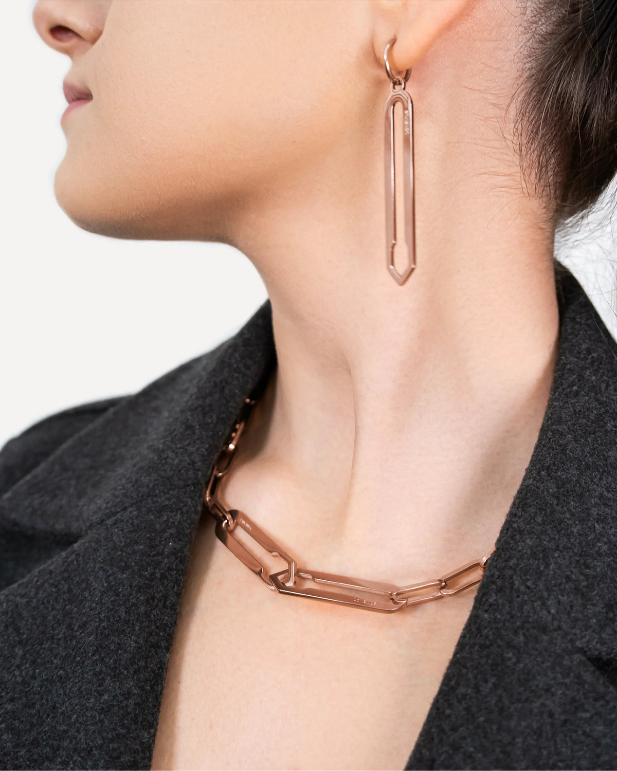 Model trägt roségoldenen Schmuck aus der FORMA Kollektion