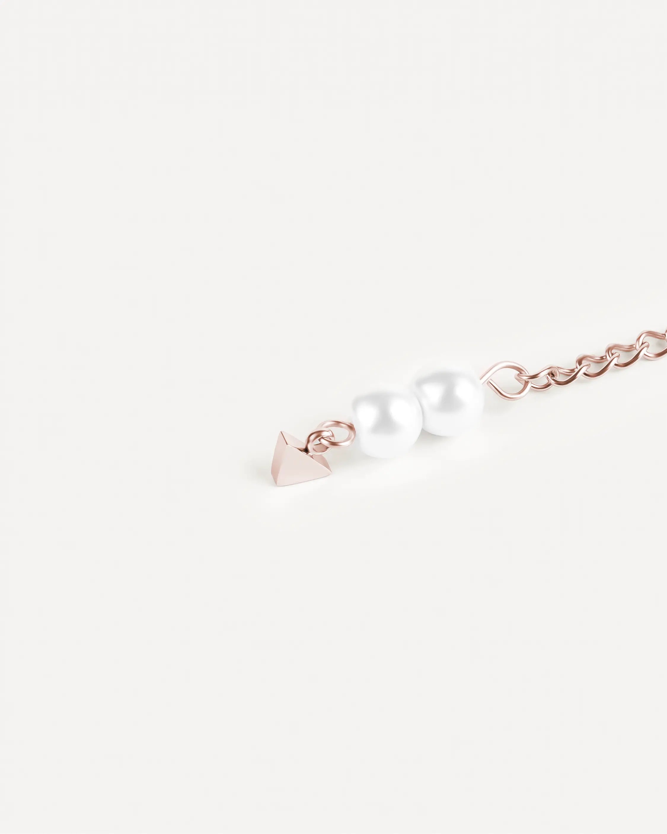 Roségoldene Éclat Larmes Ohrringe aus 316L-Edelstahl und Glasperlen, Nahaufnahme des eleganten Anhängers.