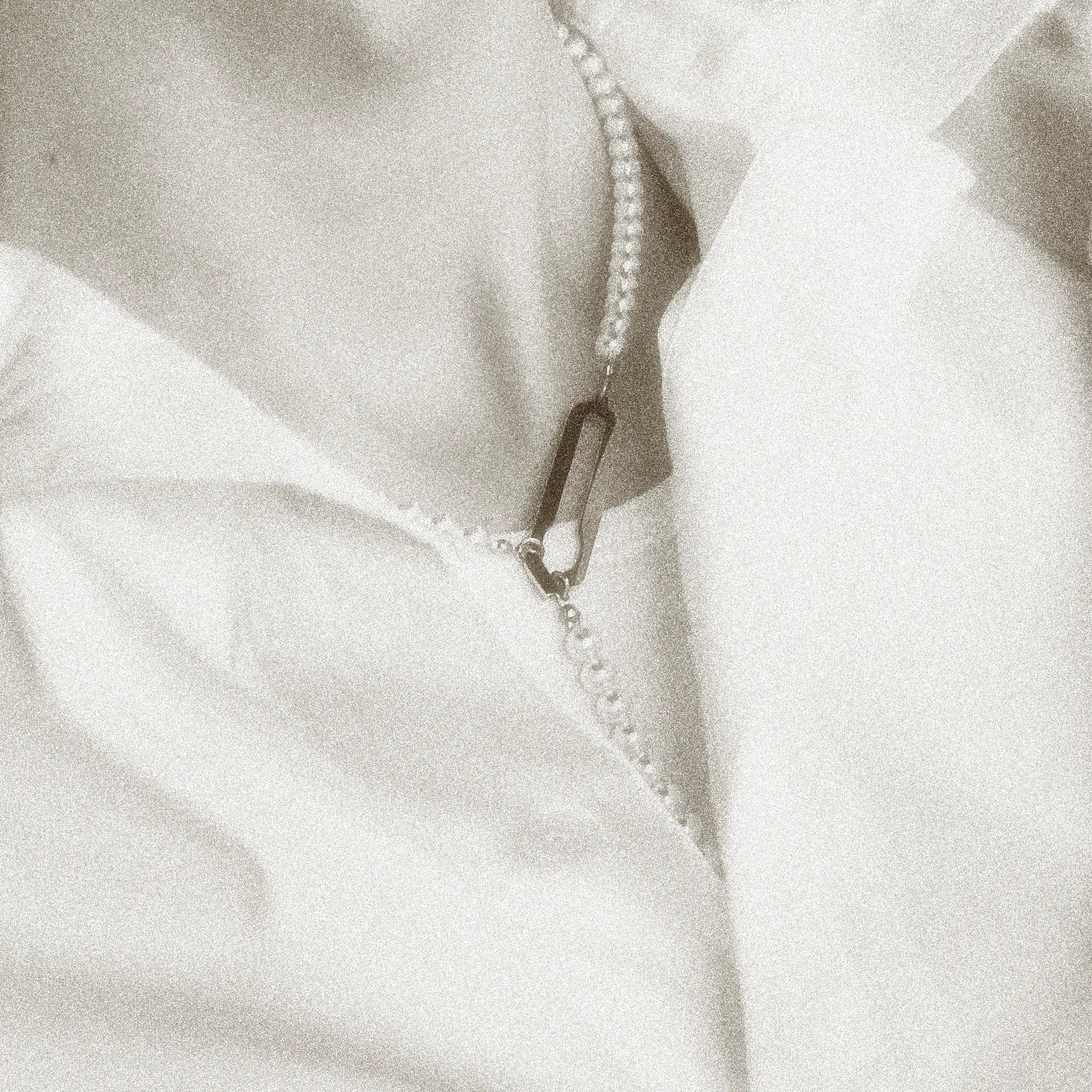 Männliches Model, welches Schmuckstücke aus der Éclat Kollektion präsentiert.