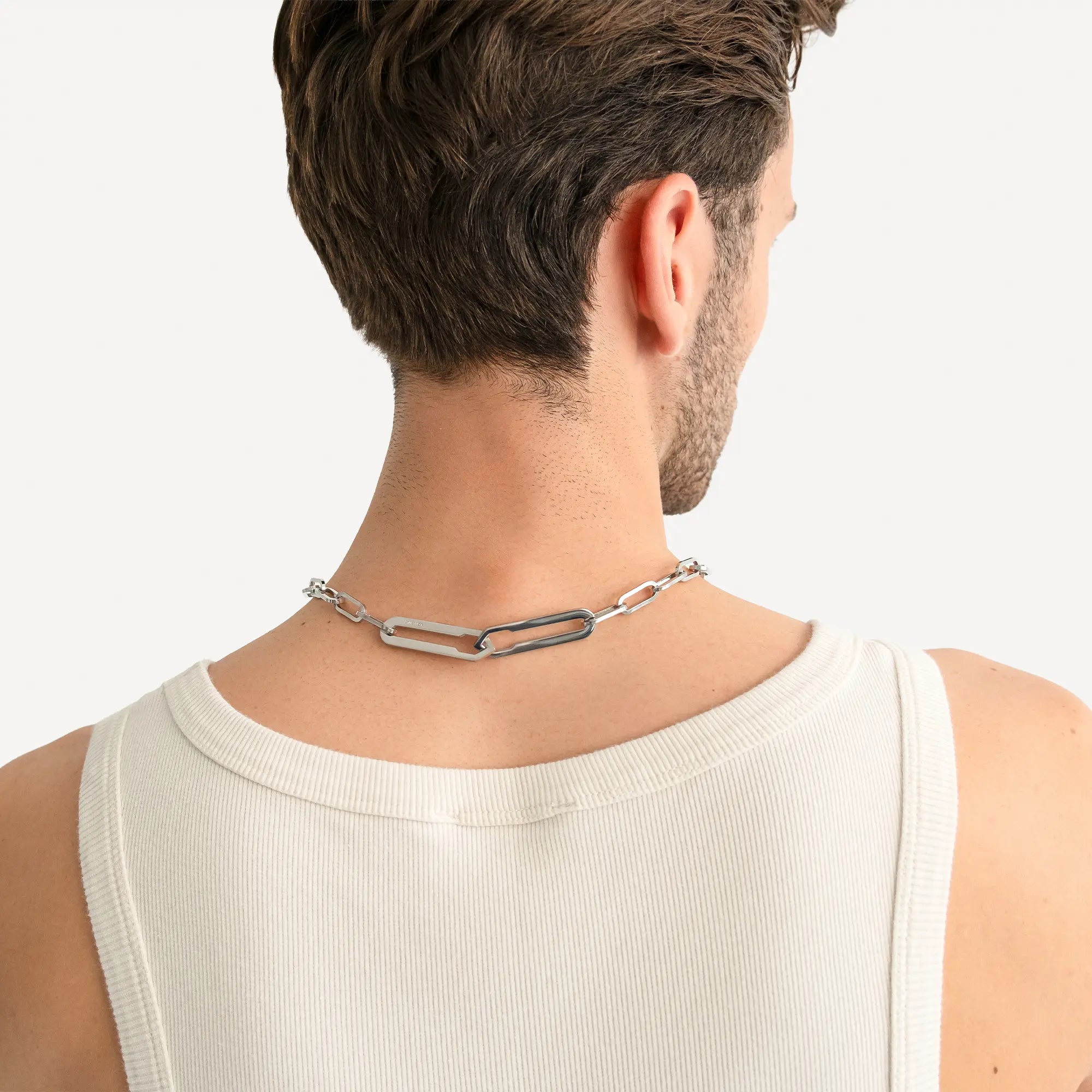 Männliches Model, welches Schmuckstücke aus der Éclat Kollektion präsentiert.