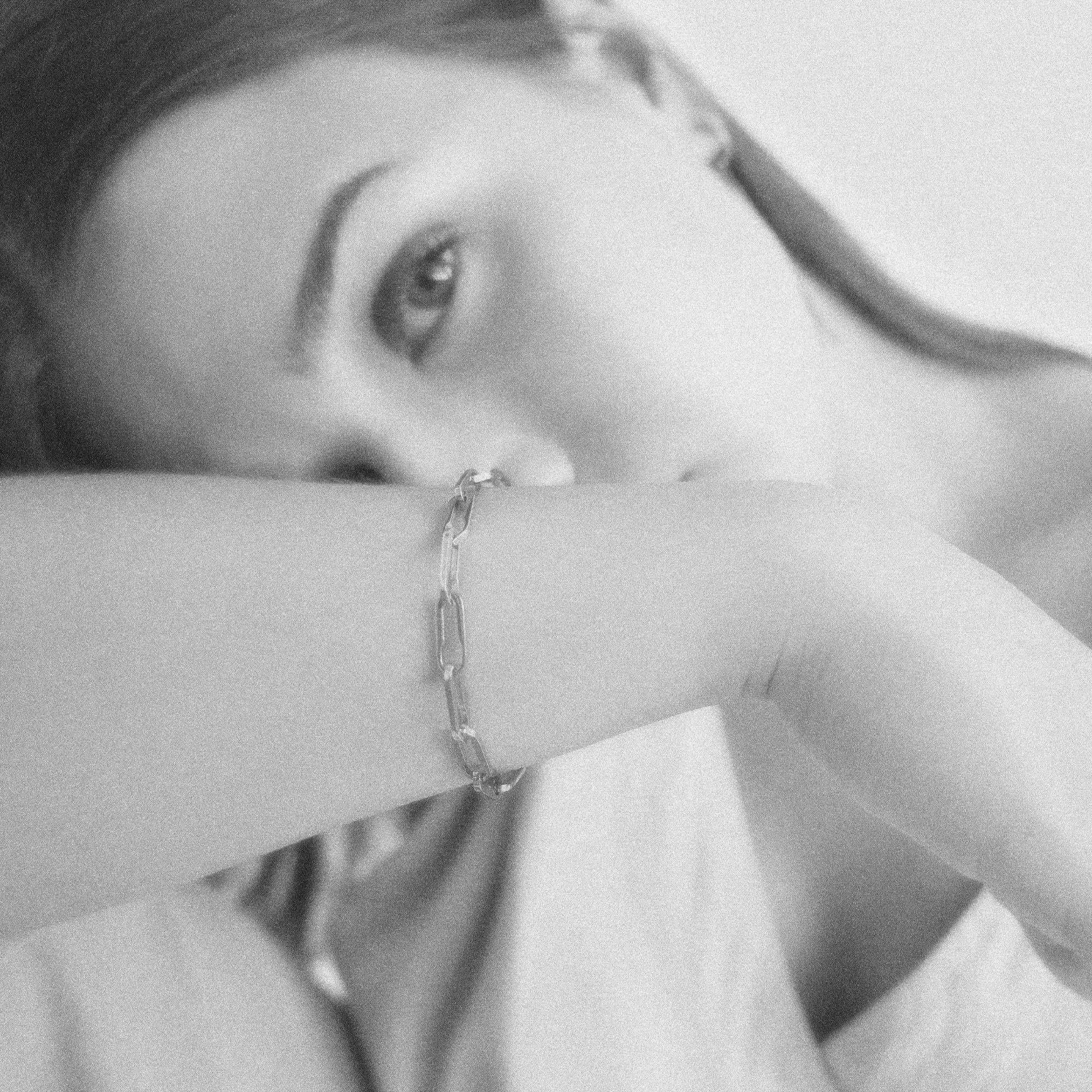 Weibliches Model, welches Schmuckstücke aus der Forma Kollektion präsentiert.