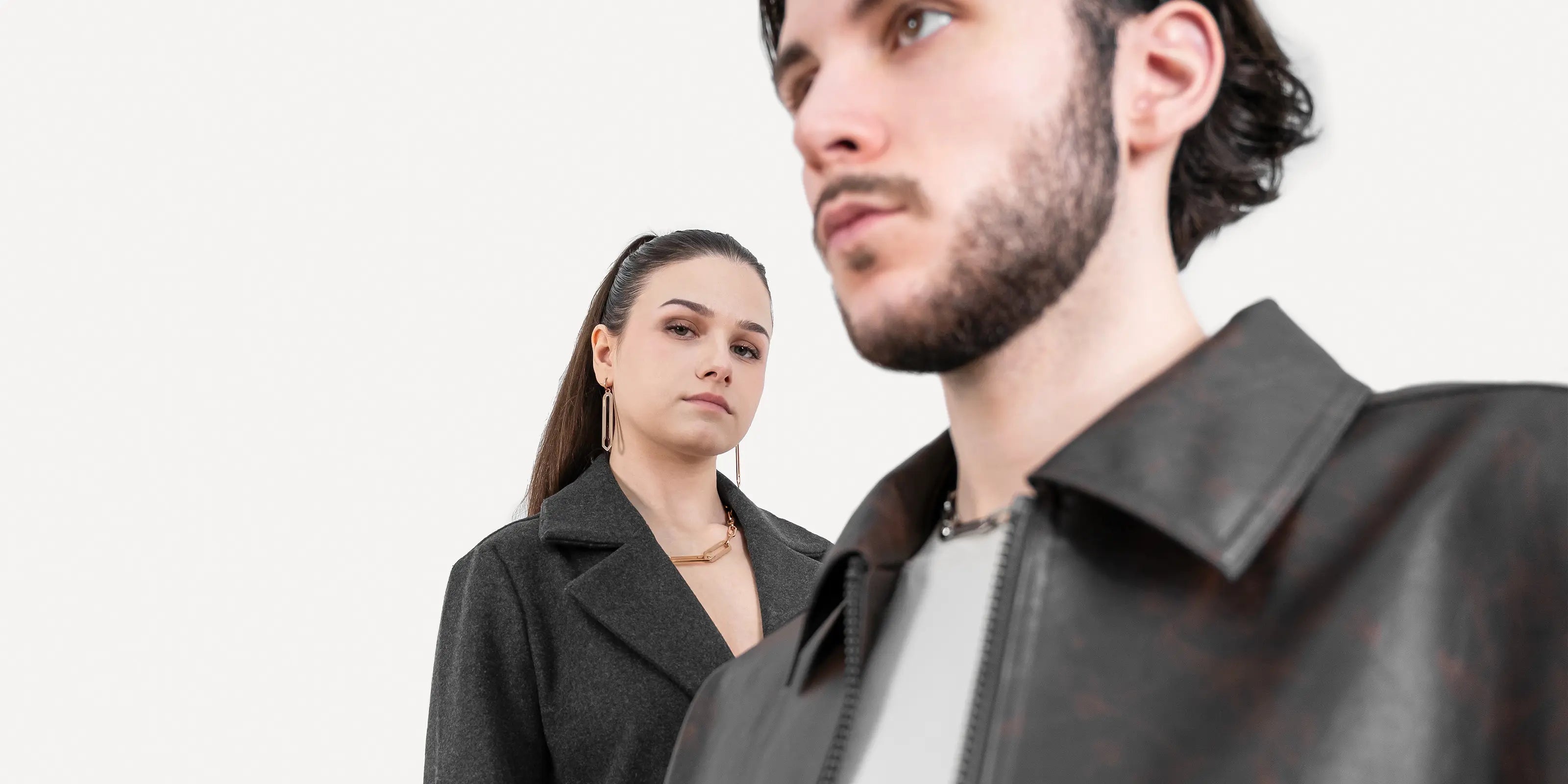 Männliches und weibliches Model, welche Schmuckstücke in Silber & Roségold präsentieren.