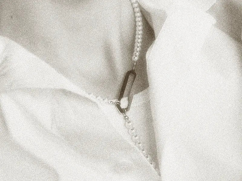 Männliches Model, welches Schmuckstücke aus der Éclat Kollektion präsentiert.