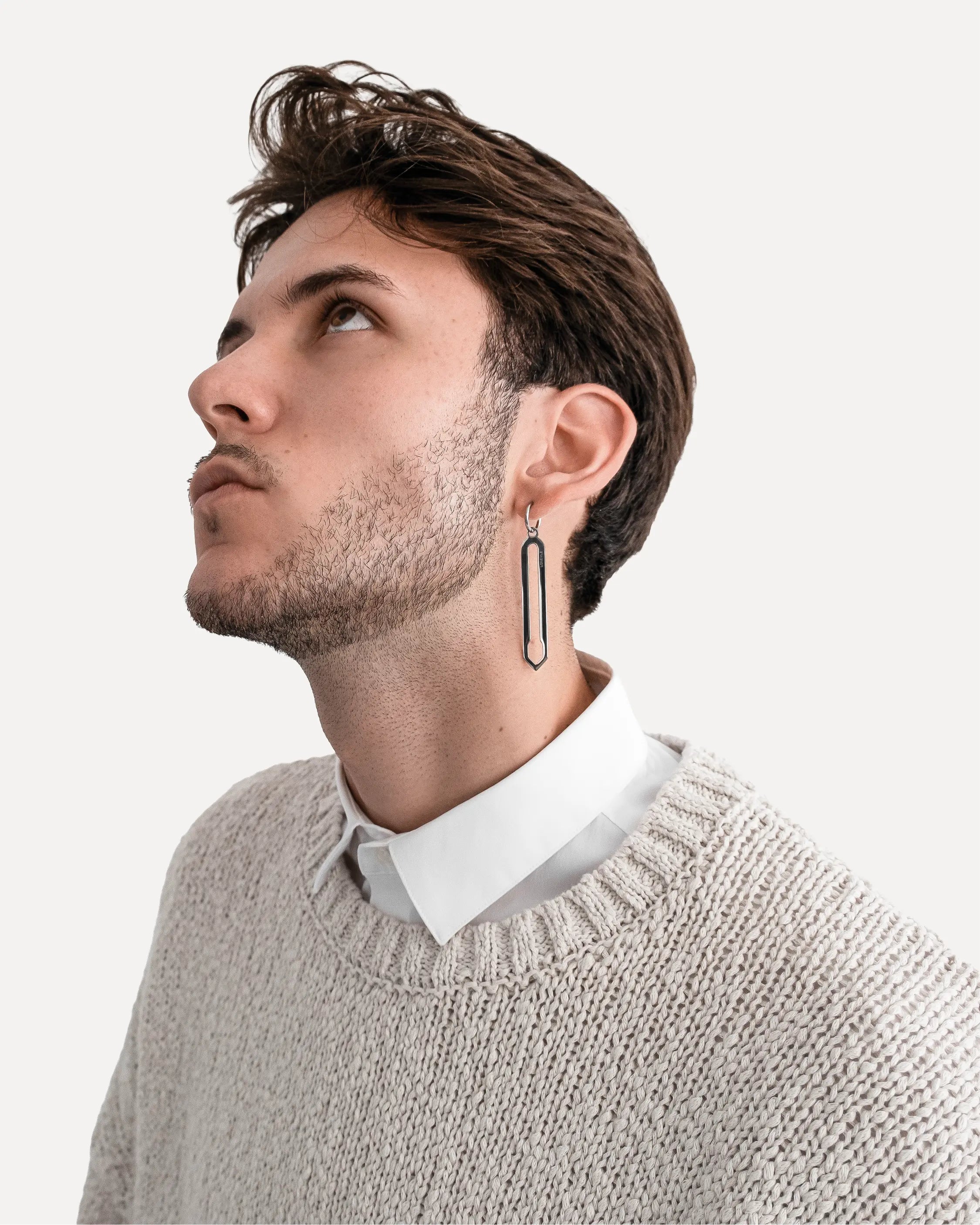 Männliches Model trägt die Forma Lamina Ohrringe in Silber aus 316L-Edelstahl und setzt das elegante Design stilvoll in Szene.