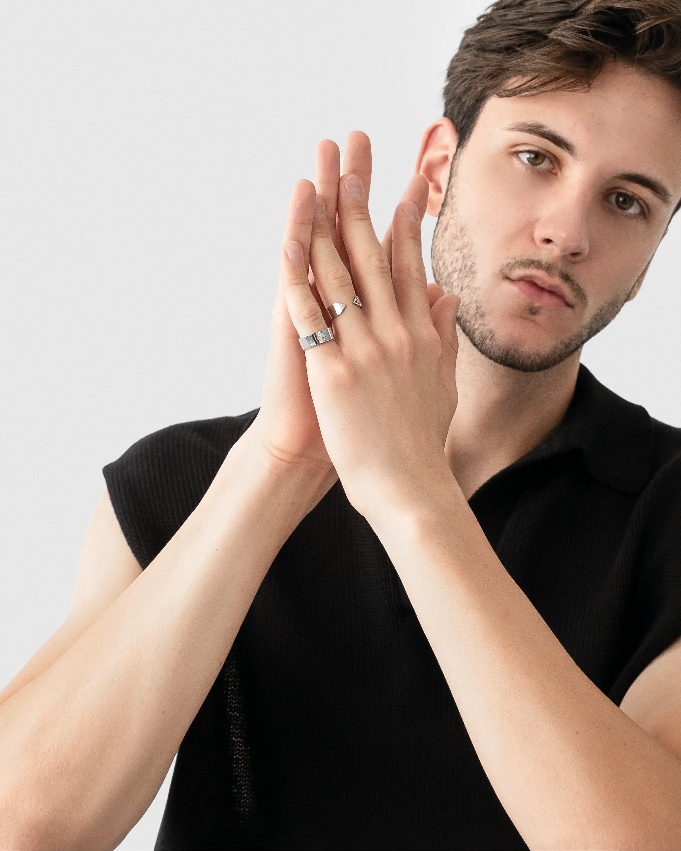 Männliches Model trägt den Forma Apertura Ring in Silber aus 316L-Edelstahl und setzt das elegante Design stilvoll in Szene.