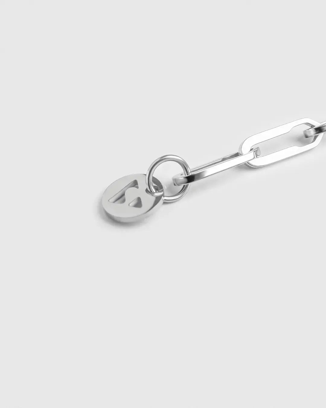 Silbernes Forma Infini Armband aus 316L-Edelstahl, Nahaufnahme des eleganten Anhängers.