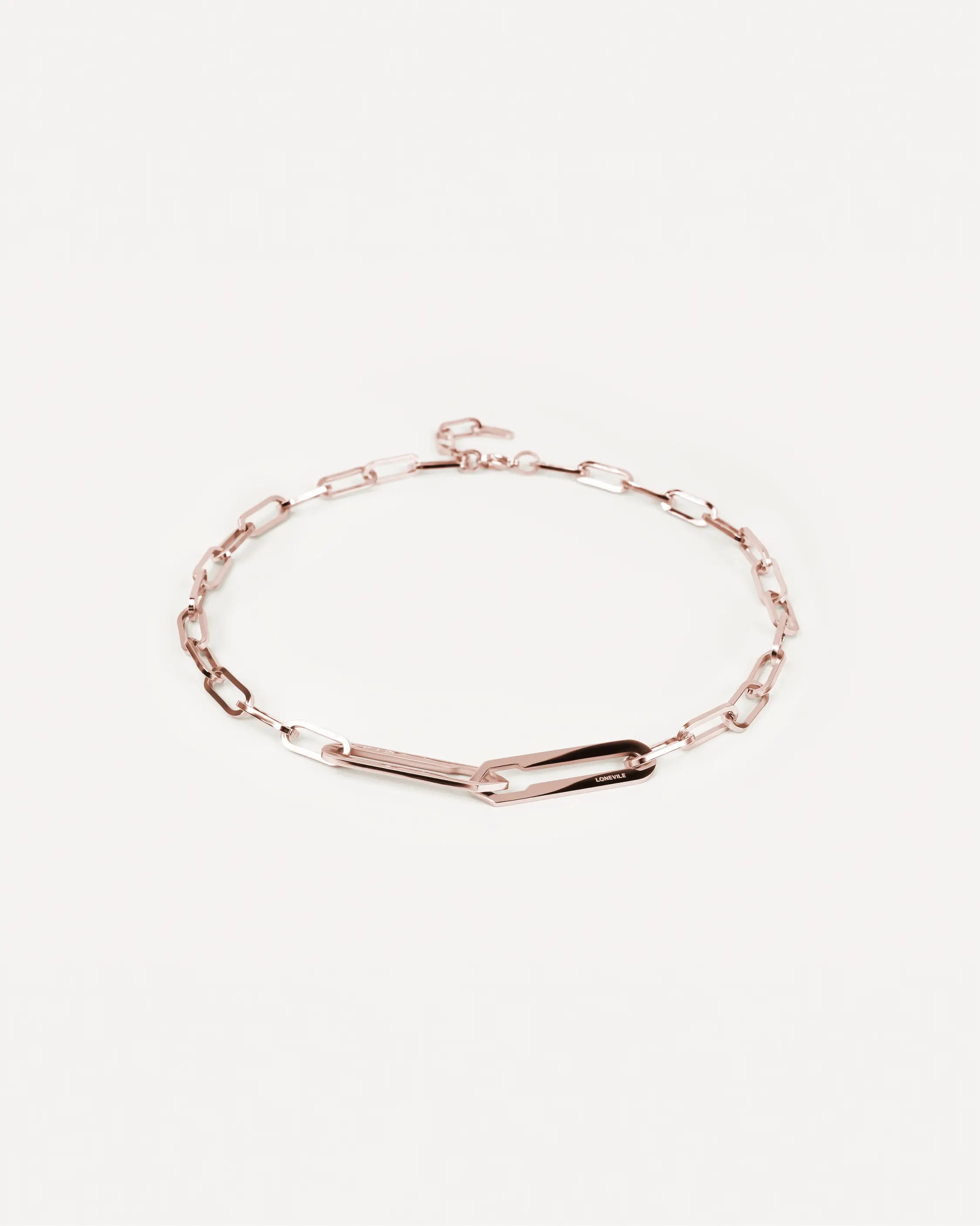 Roségoldene Forma Nexus Halskette aus 316L-Edelstahl mit verketteten Lamea Links, vollständig sichtbar.