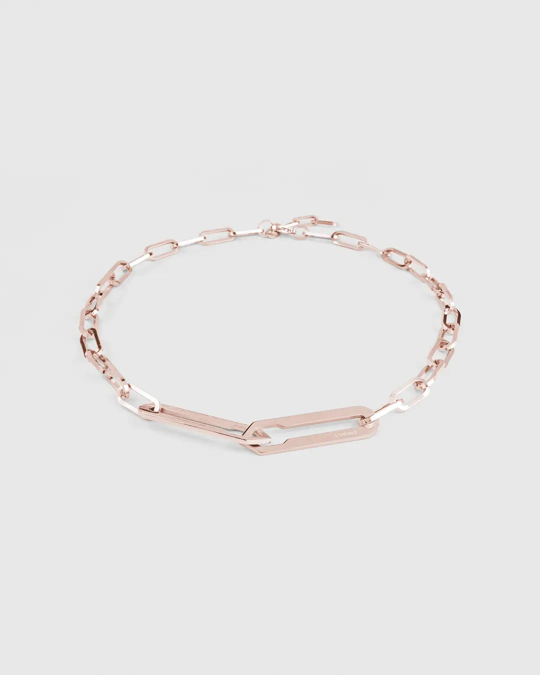 Roségoldene Forma Infini Halskette aus 316L-Edelstahl mit verketteten Lamea Links, vollständig sichtbar.