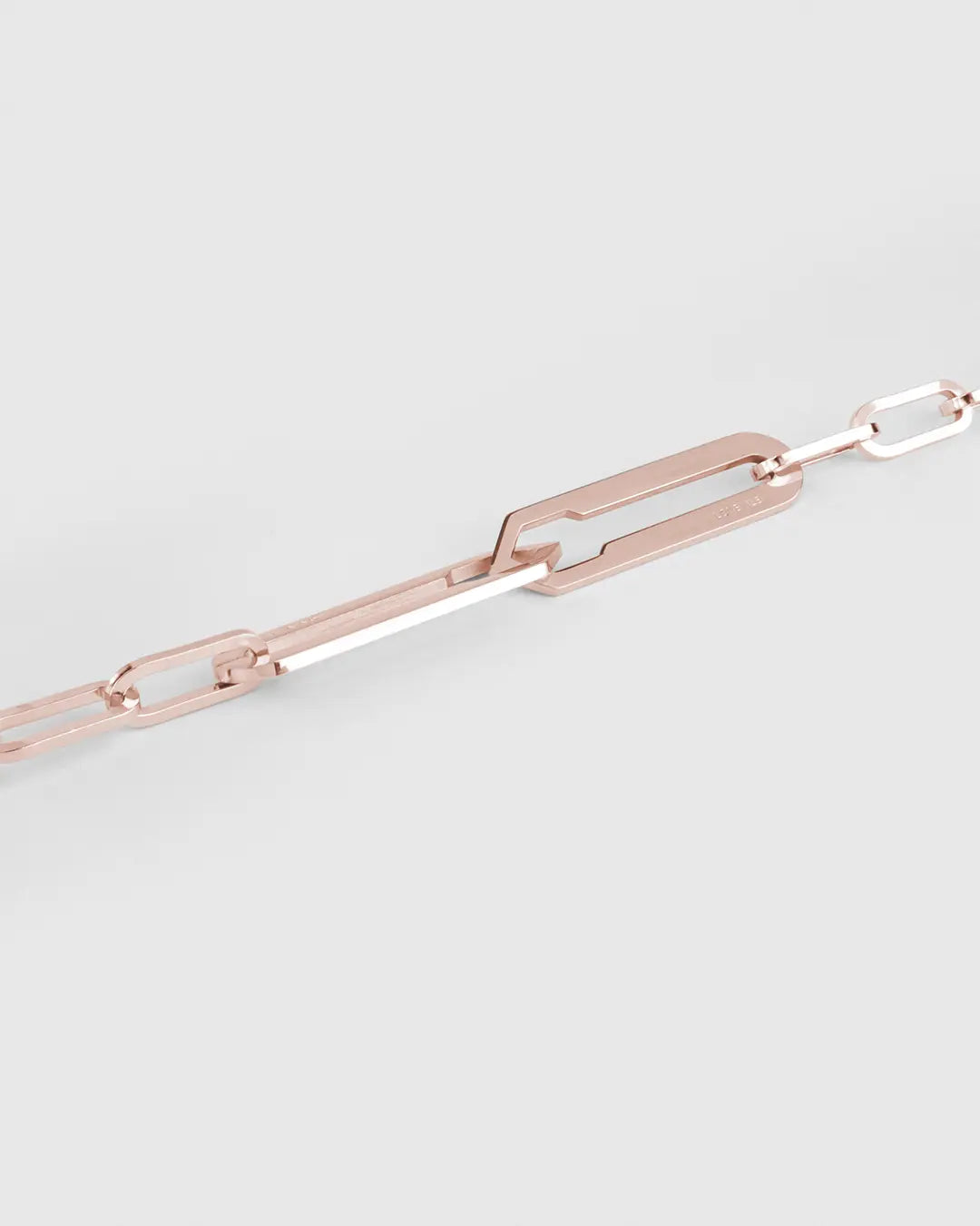 Roségoldene Forma Infini Halskette aus 316L-Edelstahl, Nahaufnahme von den verketteten Lamea Links.