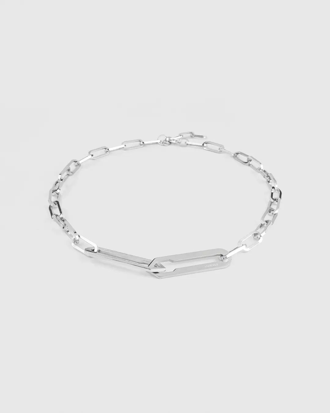 Silberne Forma Infini Halskette aus 316L-Edelstahl mit verketteten Lamea Links, vollständig sichtbar.