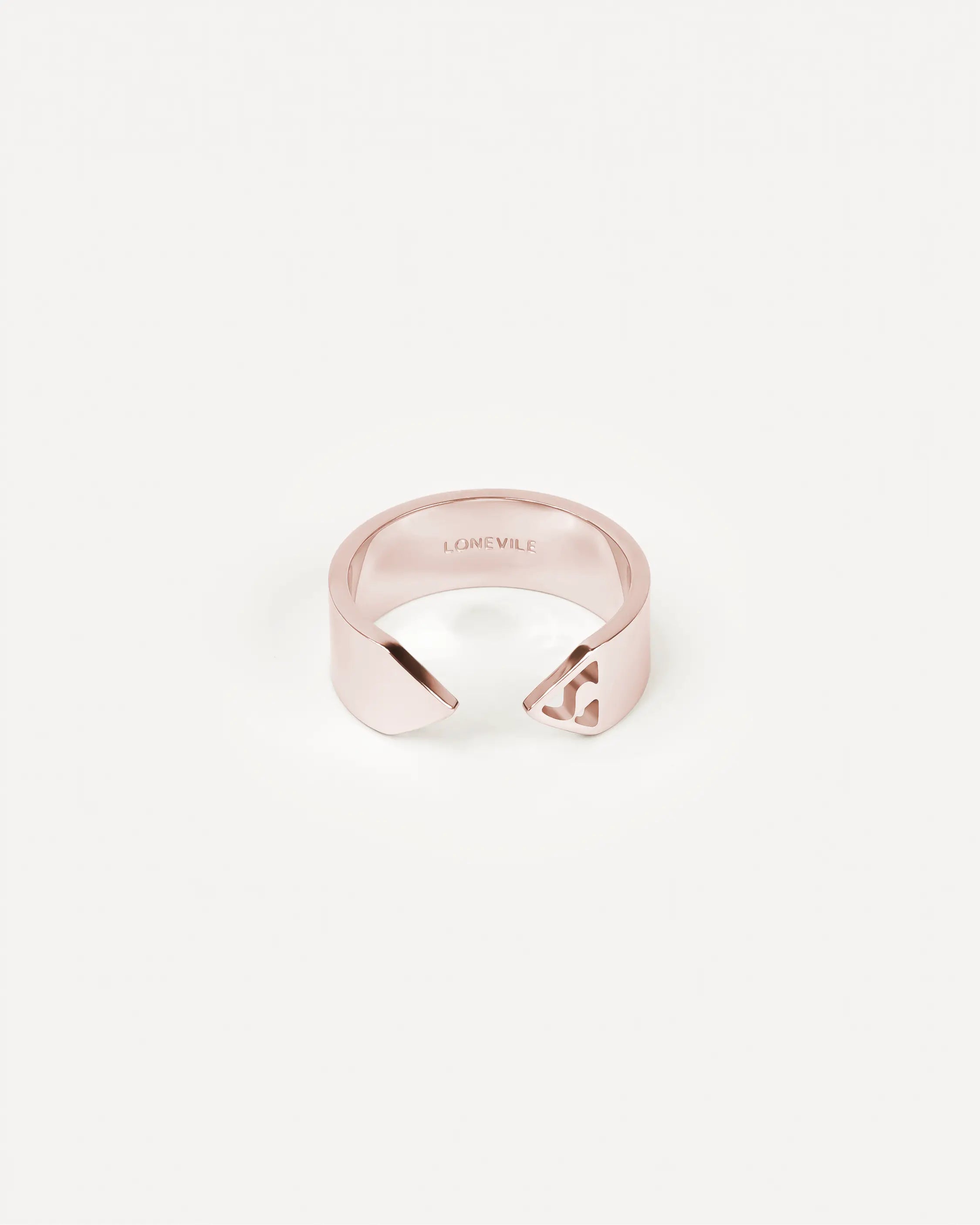 Frontalansicht des roségoldenen Forma Apertura Rings mit offenem Design, vollständig sichtbar. Das LONEVILE-Logo ist präzise per Laser in die Ringschiene geschnitten.
