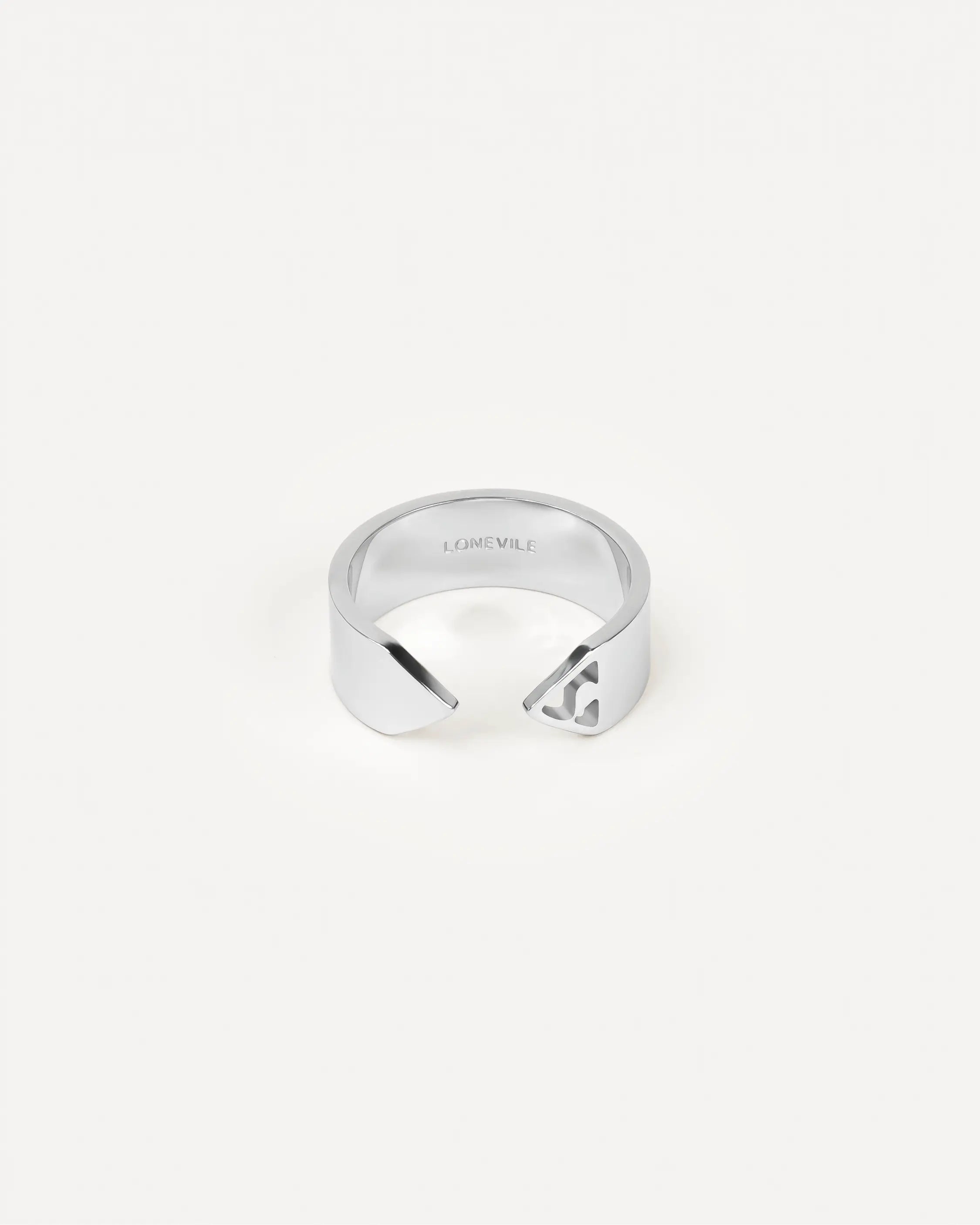 Rückansicht des silbernen Forma Apertura Rings mit offenem Design und Gravur, vollständig sichtbar.