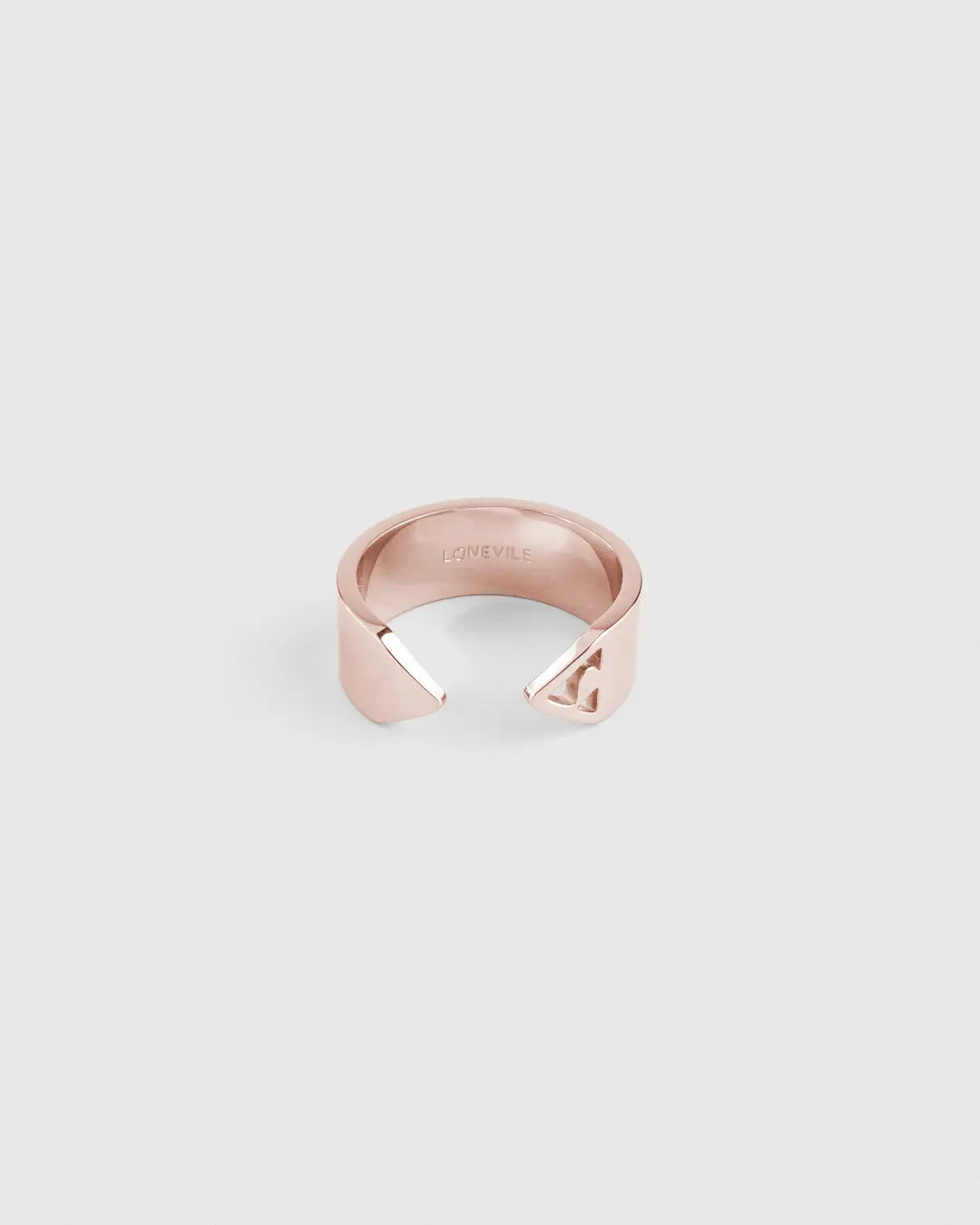 Frontalansicht des roségoldenen Forma Apertura Rings mit offenem Design, vollständig sichtbar. Das LONEVILE-Logo ist präzise per Laser in die Ringschiene geschnitten.