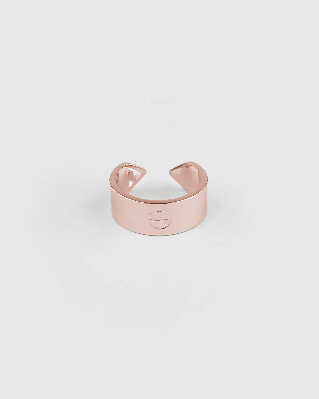 Rückansicht des roségoldenen Forma Apertura Rings mit offenem Design und Gravur, vollständig sichtbar.