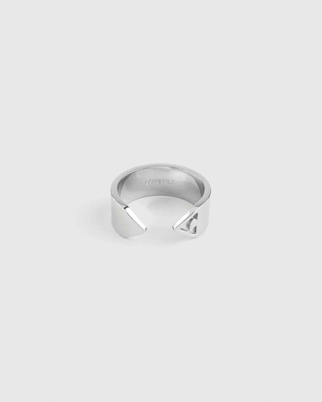 Frontalansicht des silbernen Forma Apertura Rings mit offenem Design, vollständig sichtbar. Das LONEVILE-Logo ist präzise per Laser in die Ringschiene geschnitten.
