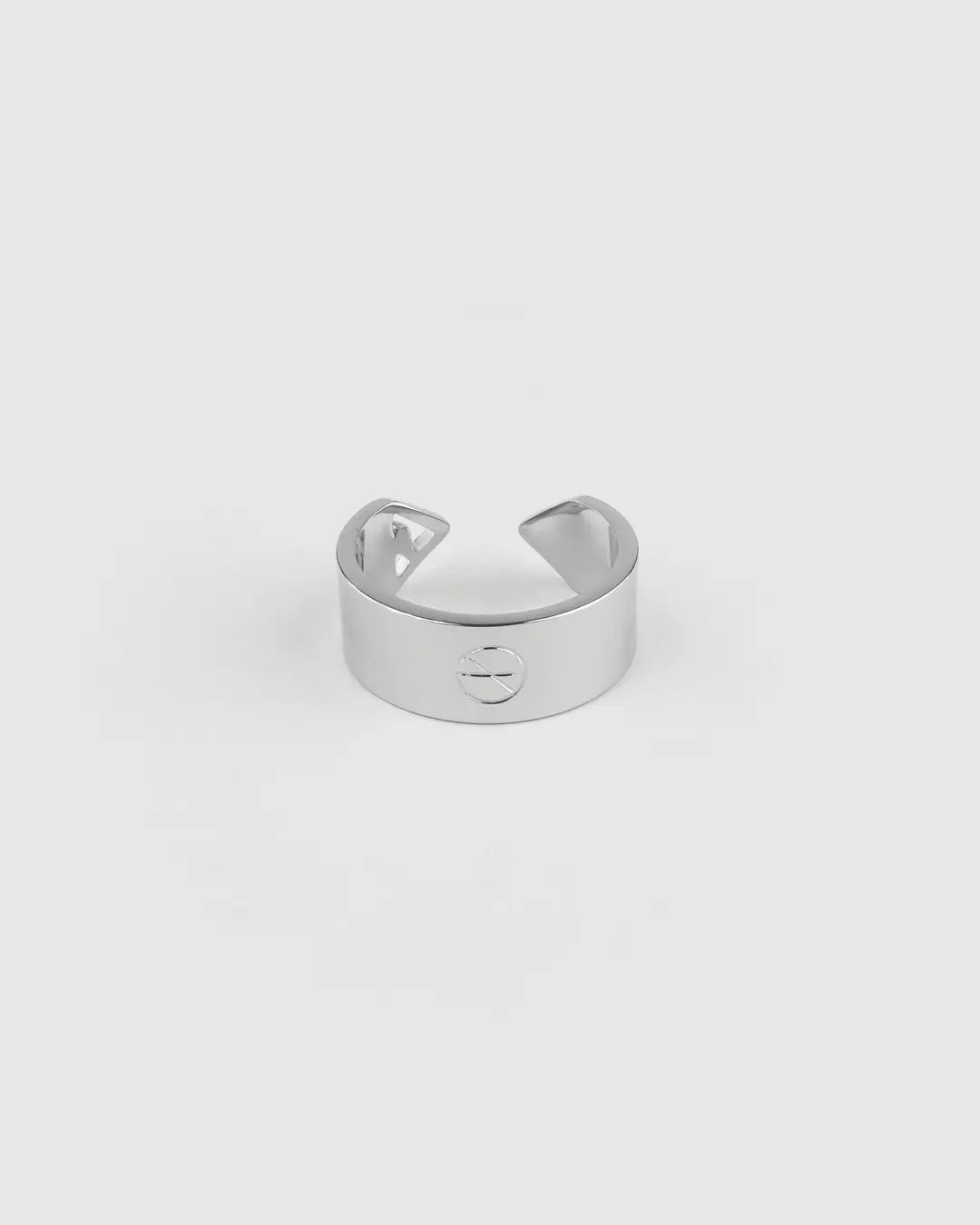 Rückansicht des silbernen Forma Apertura Rings mit offenem Design und Gravur, vollständig sichtbar.