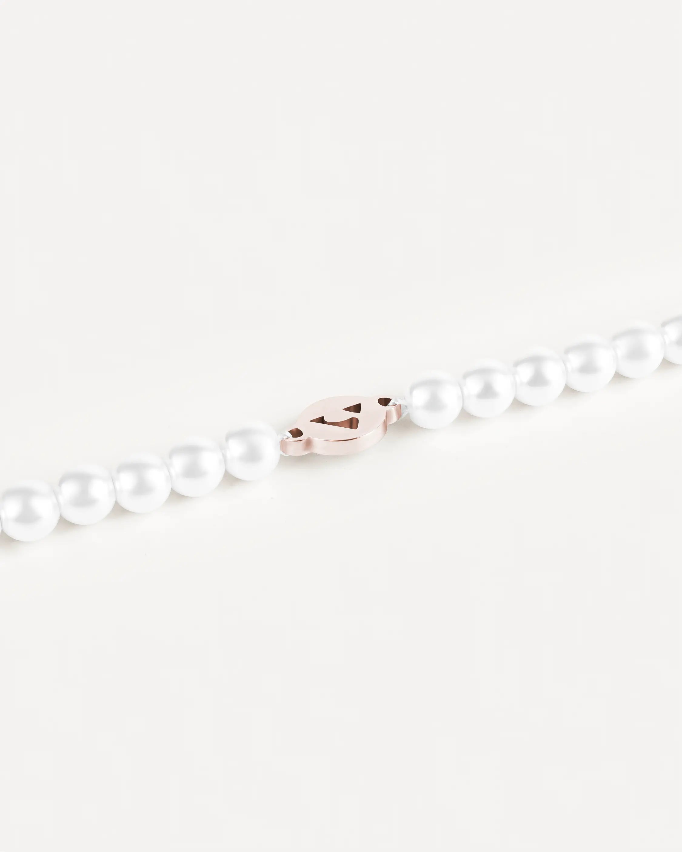 Roségoldenes Éclat Lien Armband aus 316L-Edelstahl und Glasperlene, Nahaufnahme vom eleganten Anhänger.