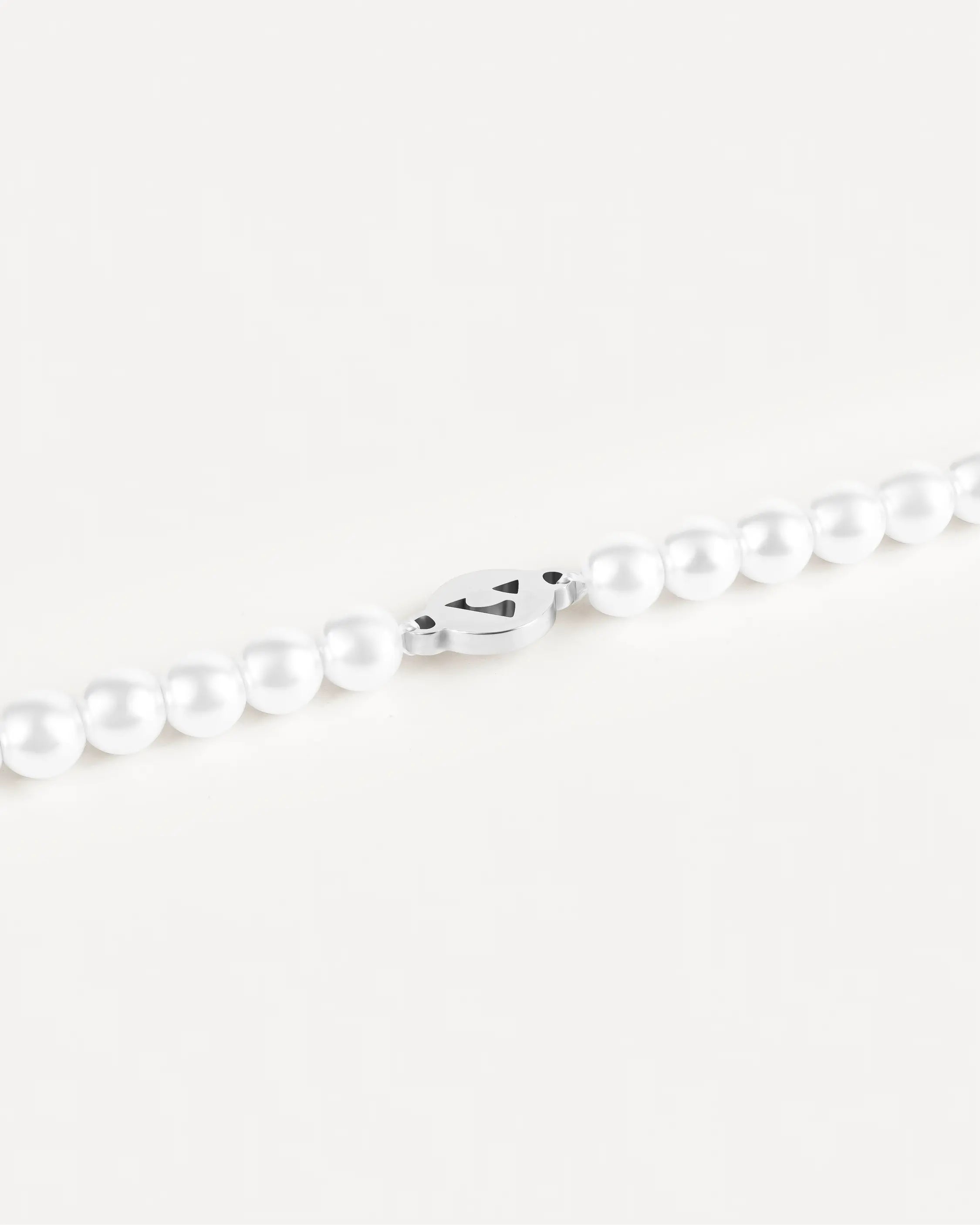 Silbernes Éclat Lien Armband aus 316L-Edelstahl und Glasperlene, Nahaufnahme vom eleganten Anhänger.