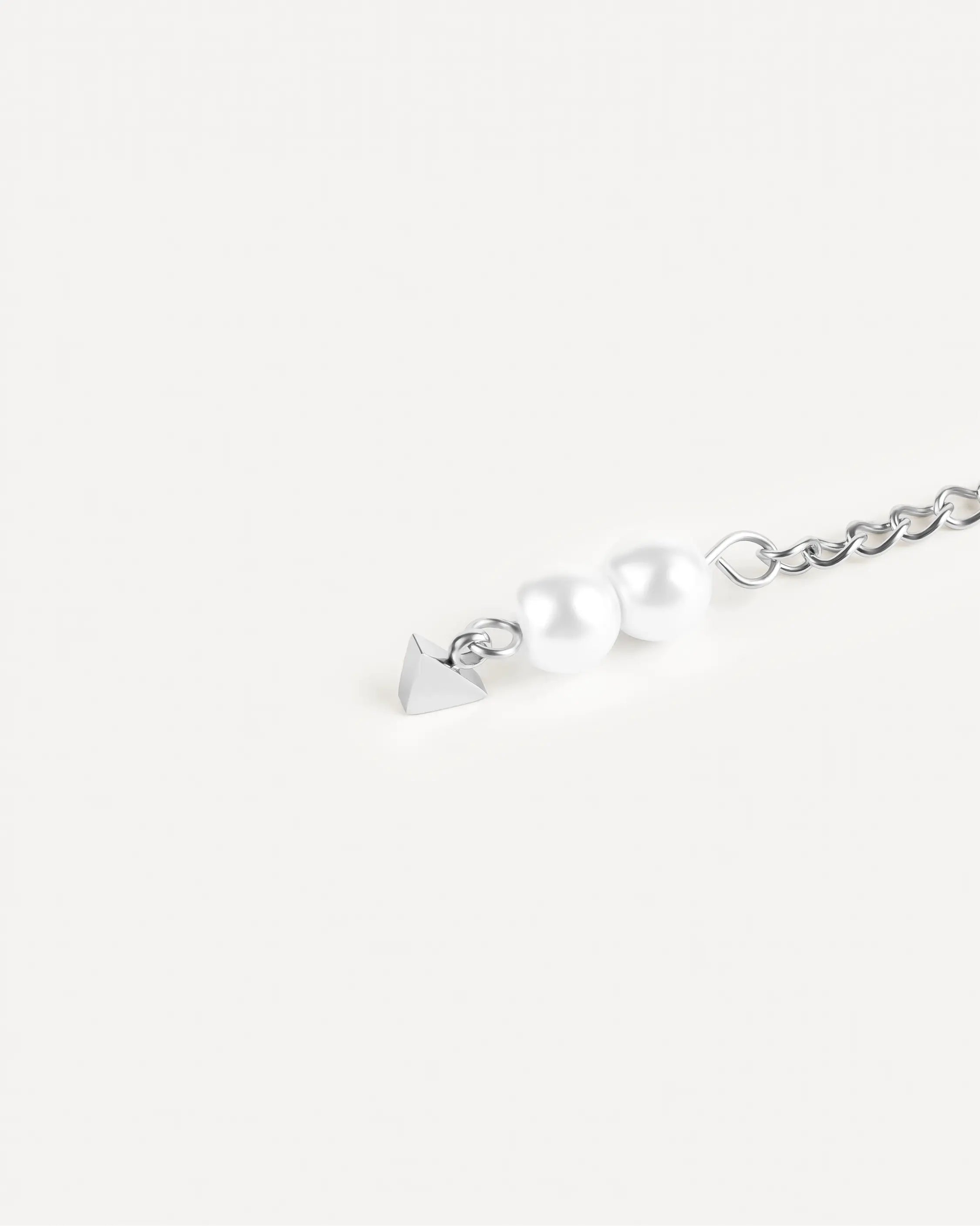 Silberne Éclat Lamina Ohrringe aus 316L-Edelstahl und Glasperlen, Nahaufnahme des eleganten Anhängers.