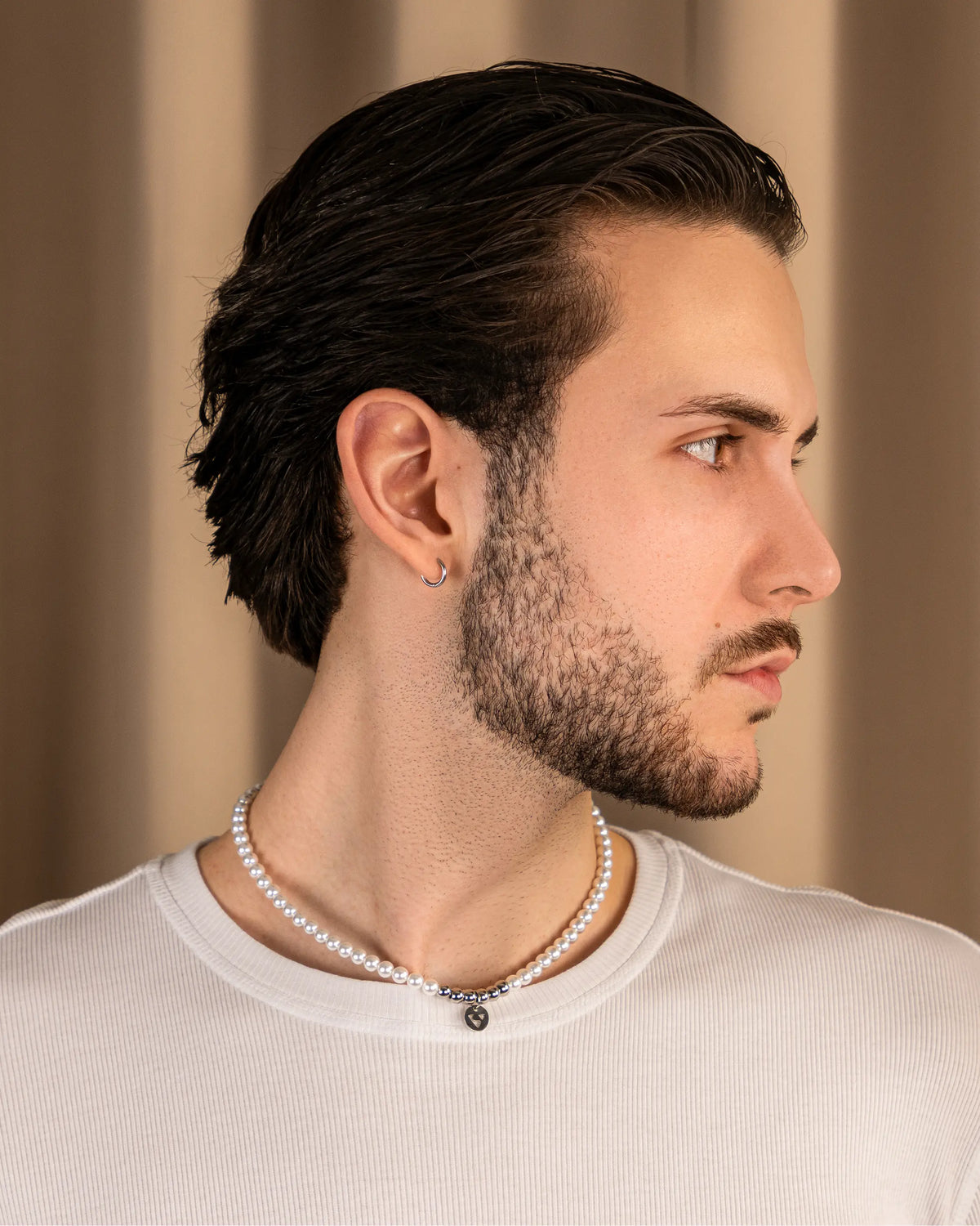 Model trägt die ÉCLAT Collier Perlenhalskette in Silber