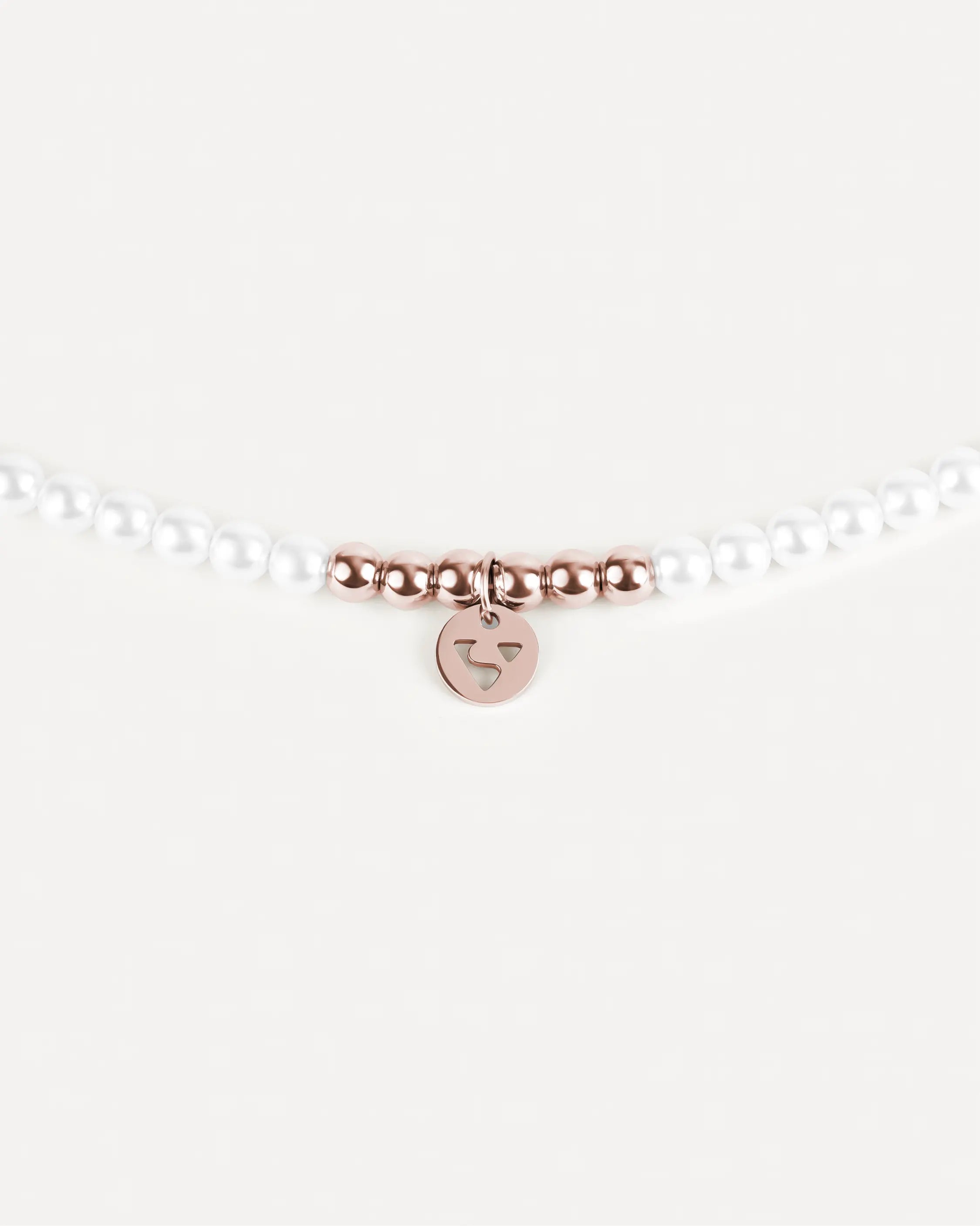 Roségoldene Éclat Collier Halskette aus 316L-Edelstahl und Glasperlen, Halskette teilweise sichtbar, Anhänger sichtbar.