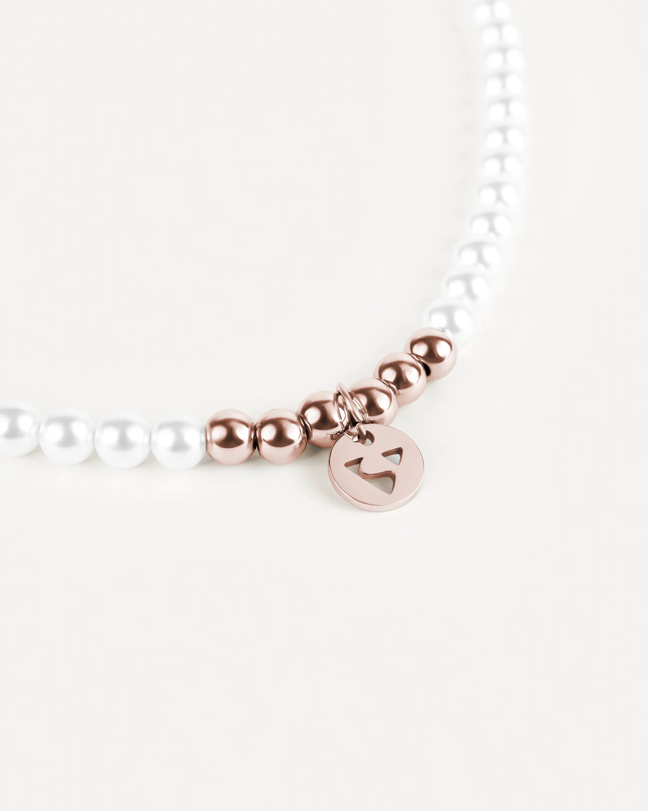 Roségoldene Éclat Collier Halskette aus 316L-Edelstahl und Glasperlen, Nahaufnahme des eleganten Anhängers.
