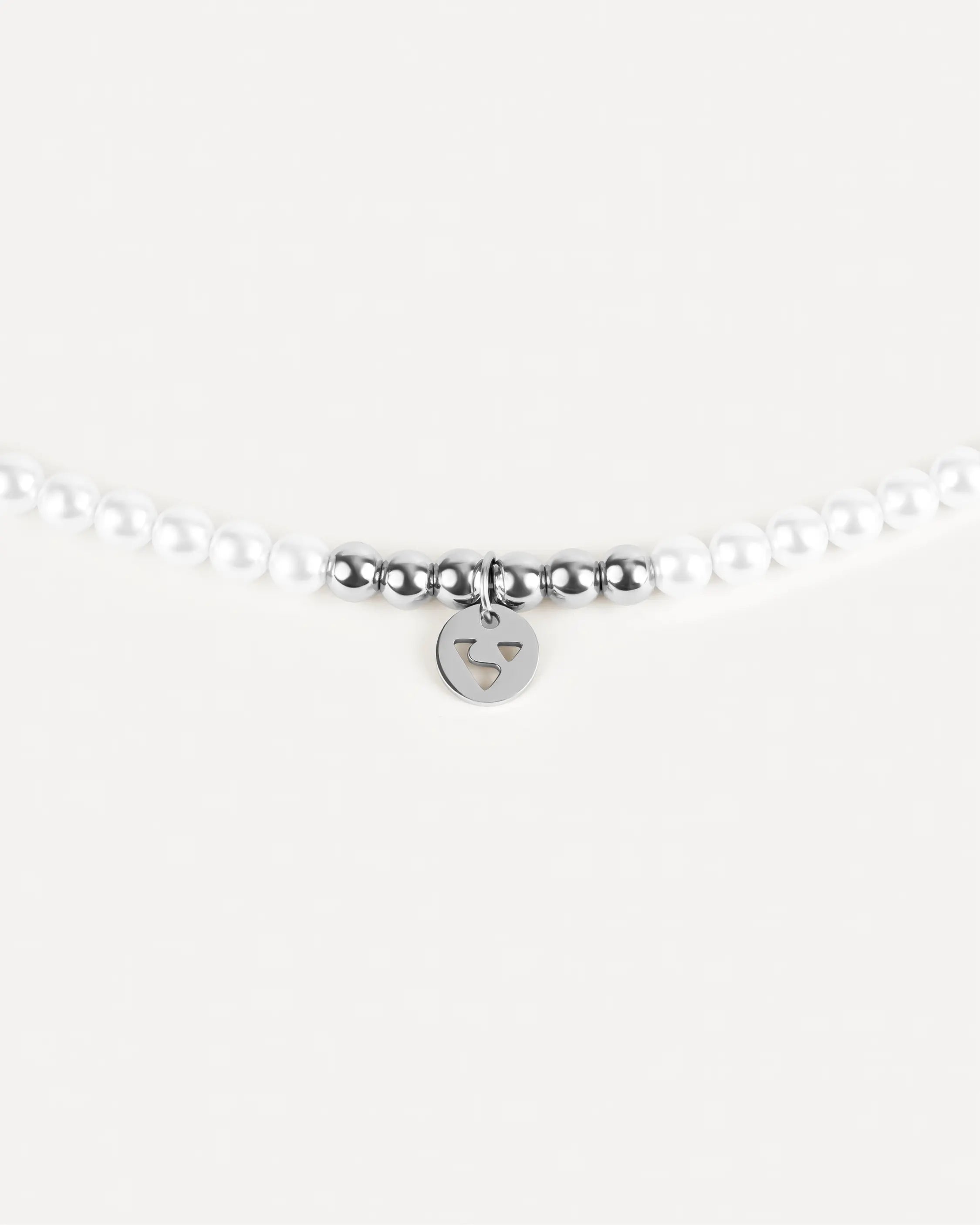 Silberne Éclat Collier Halskette aus 316L-Edelstahl und Glasperlen, Halskette teilweise sichtbar, Anhänger sichtbar.