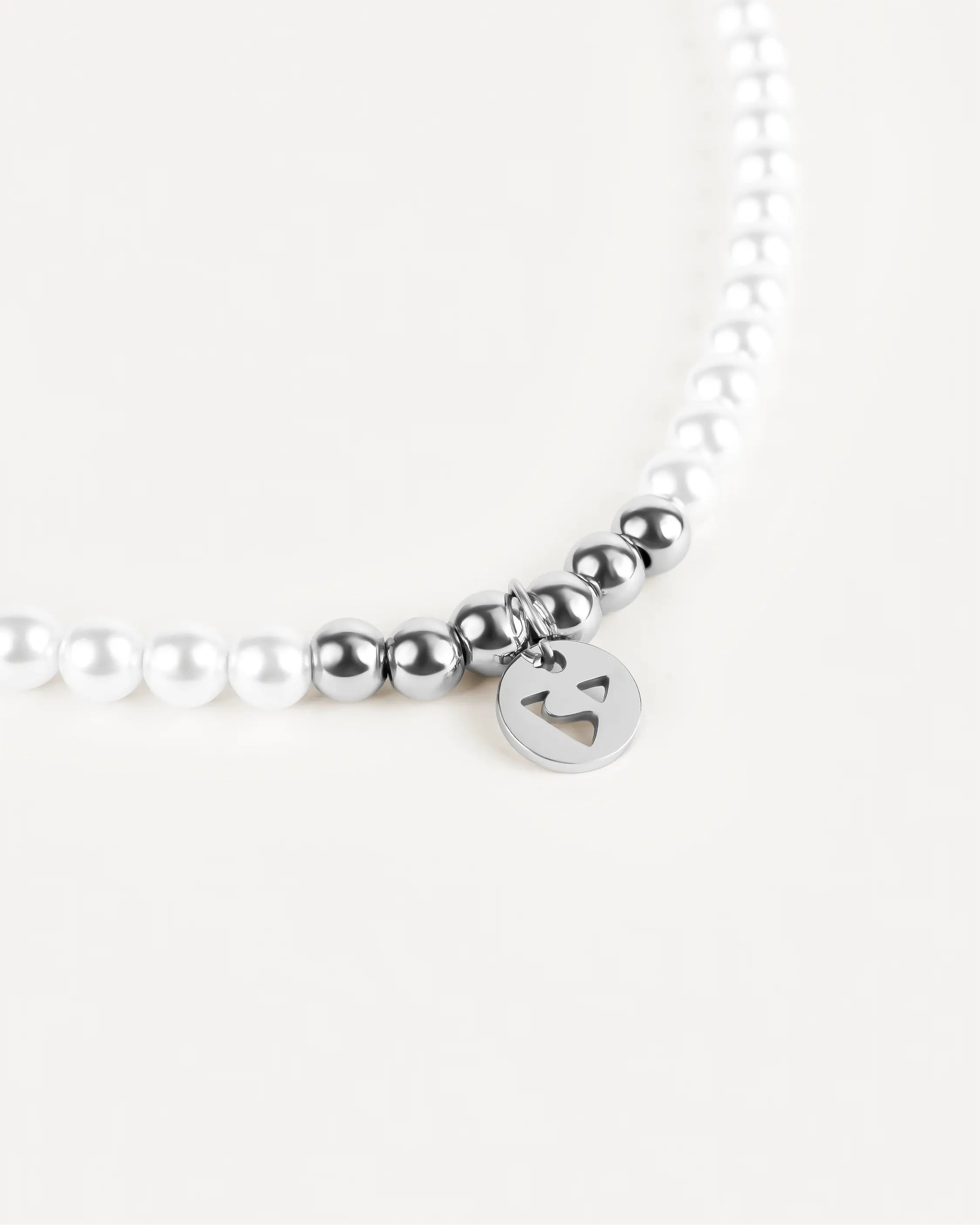 Silberne Éclat Collier Halskette aus 316L-Edelstahl und Glasperlen, Nahaufnahme des eleganten Anhängers.