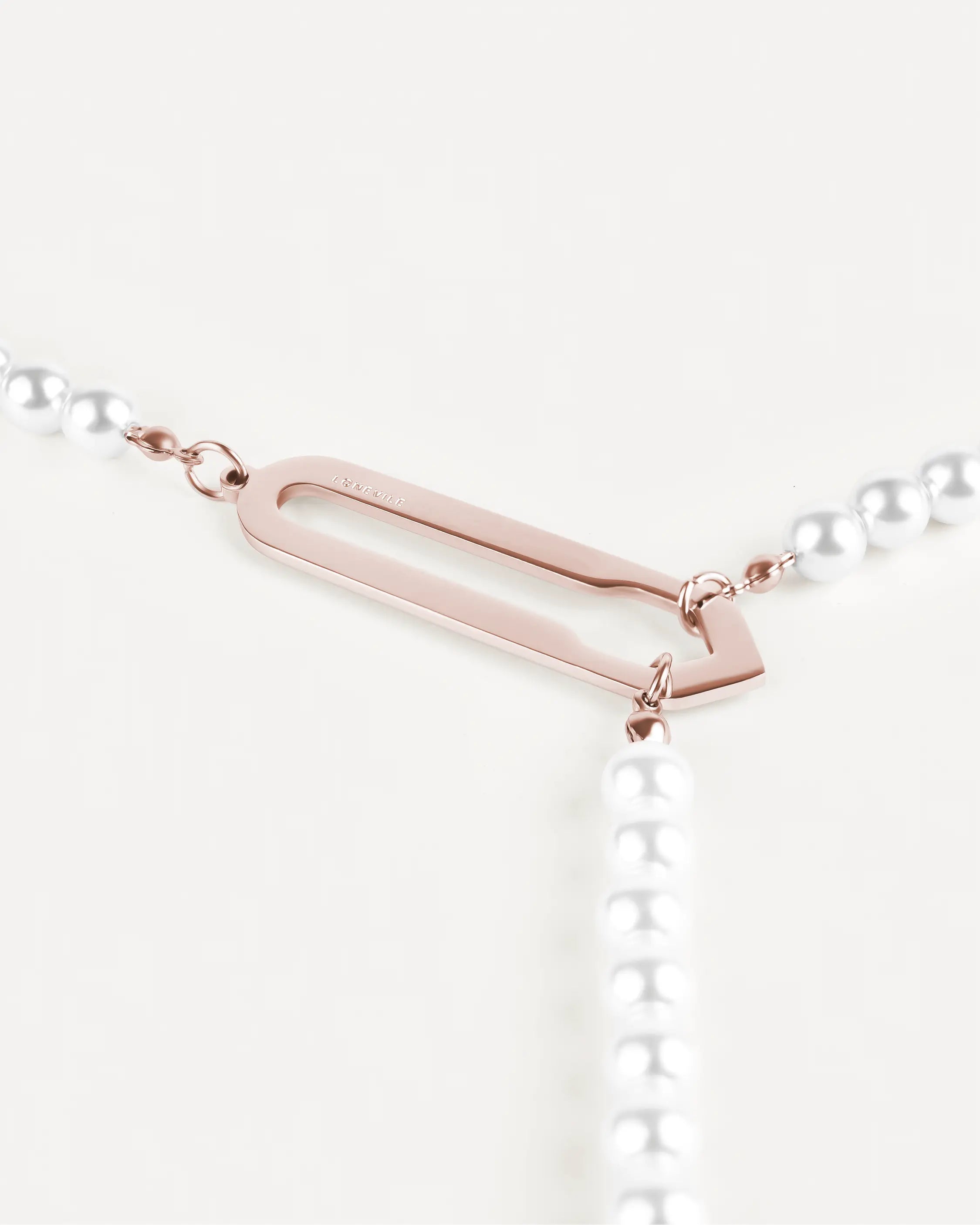 Roségoldene Éclat Gouttes Halskette aus 316L-Edelstahl und Glasperlen, Nahaufnahme des ikonischen Lamina Links.