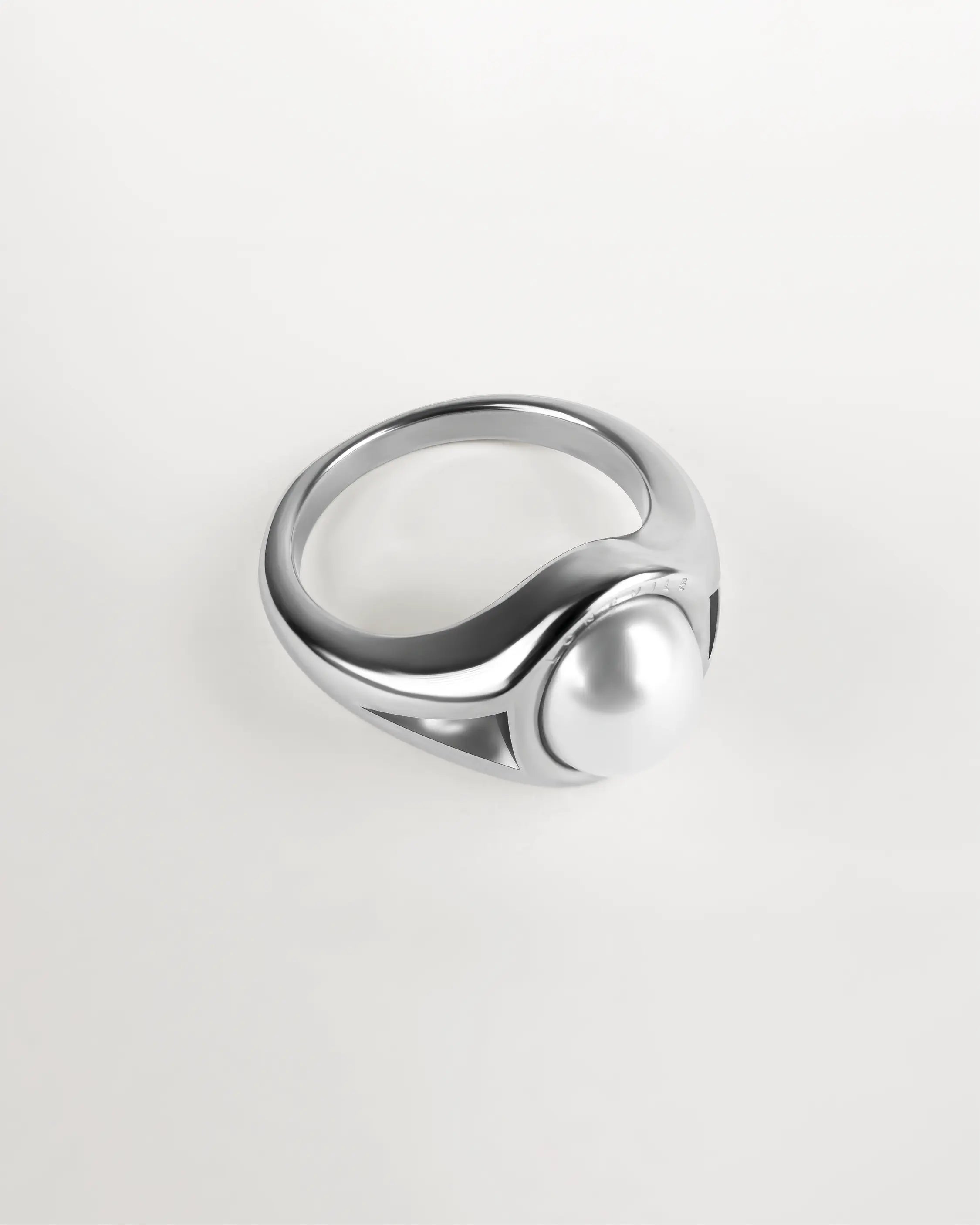 Silberner Éclat Cachet Ring aus 316L-Edelstahl und einer Glasperle, vollständig sichtbar.