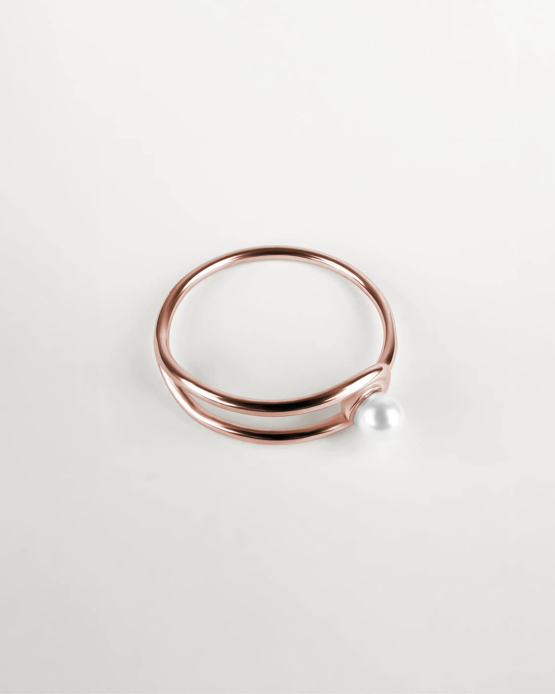 Roségoldener Éclat Sphère Ring aus 316L-Edelstahl und einer Glasperle, vollständig sichtbar.