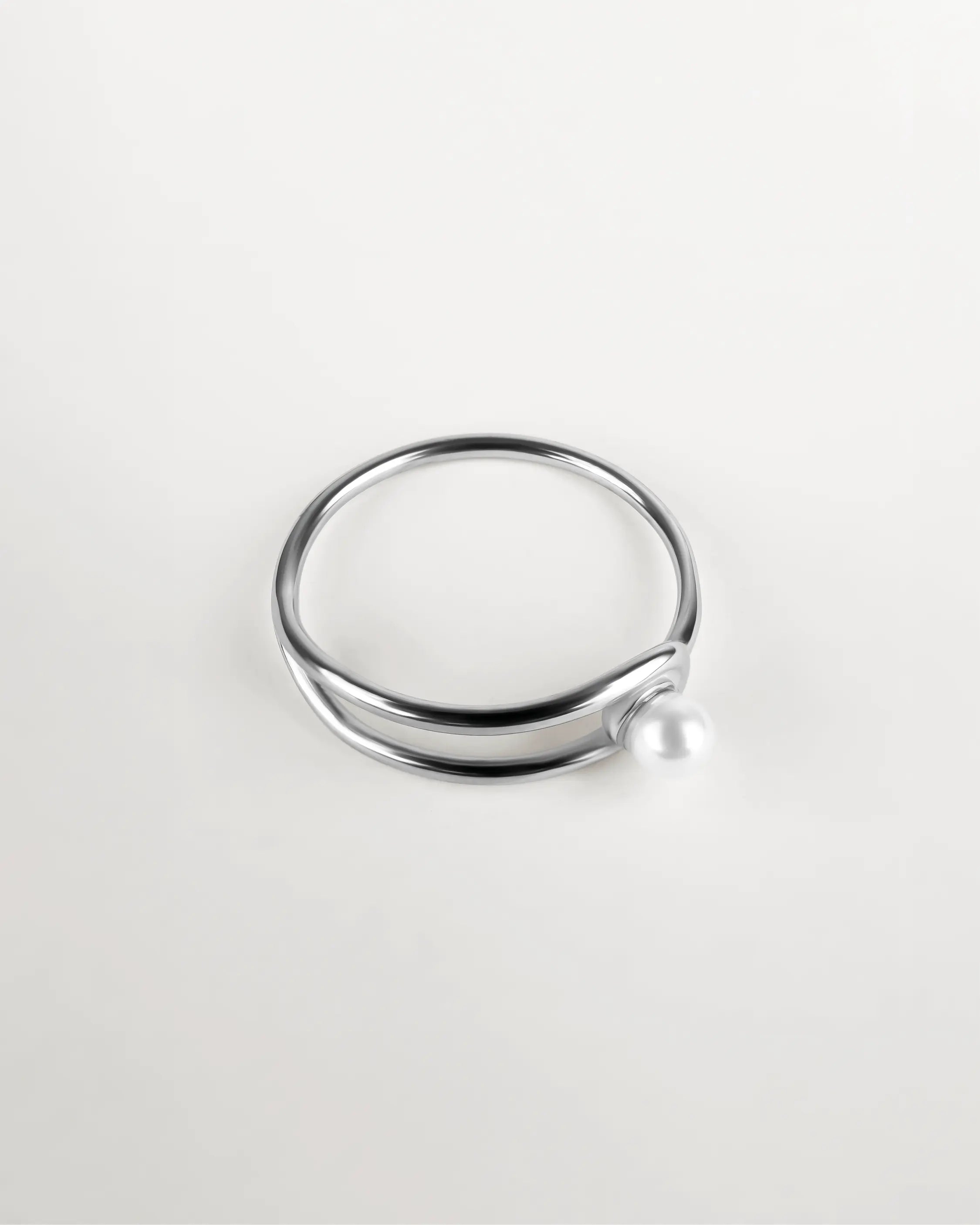 Silberner Éclat Sphère Ring aus 316L-Edelstahl und einer Glasperle, vollständig sichtbar.