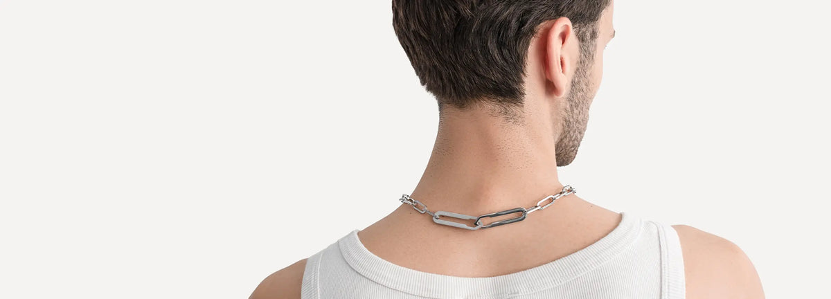 Model trägt die Forma Nexus Halskette in Silber – Rückansicht