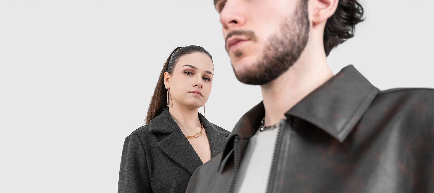 Männliches und weibliches Model, welche Schmuckstücke aus der Forma Kollektion präsentieren.
