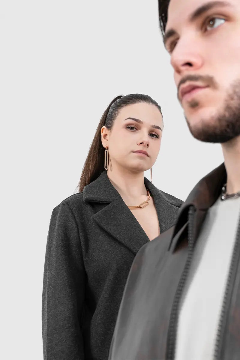 Elegante Inszenierung der Forma Kollektion mit einem männlichen und einem weiblichen Model – moderne Schmuckstücke, zeitlos präsentiert.