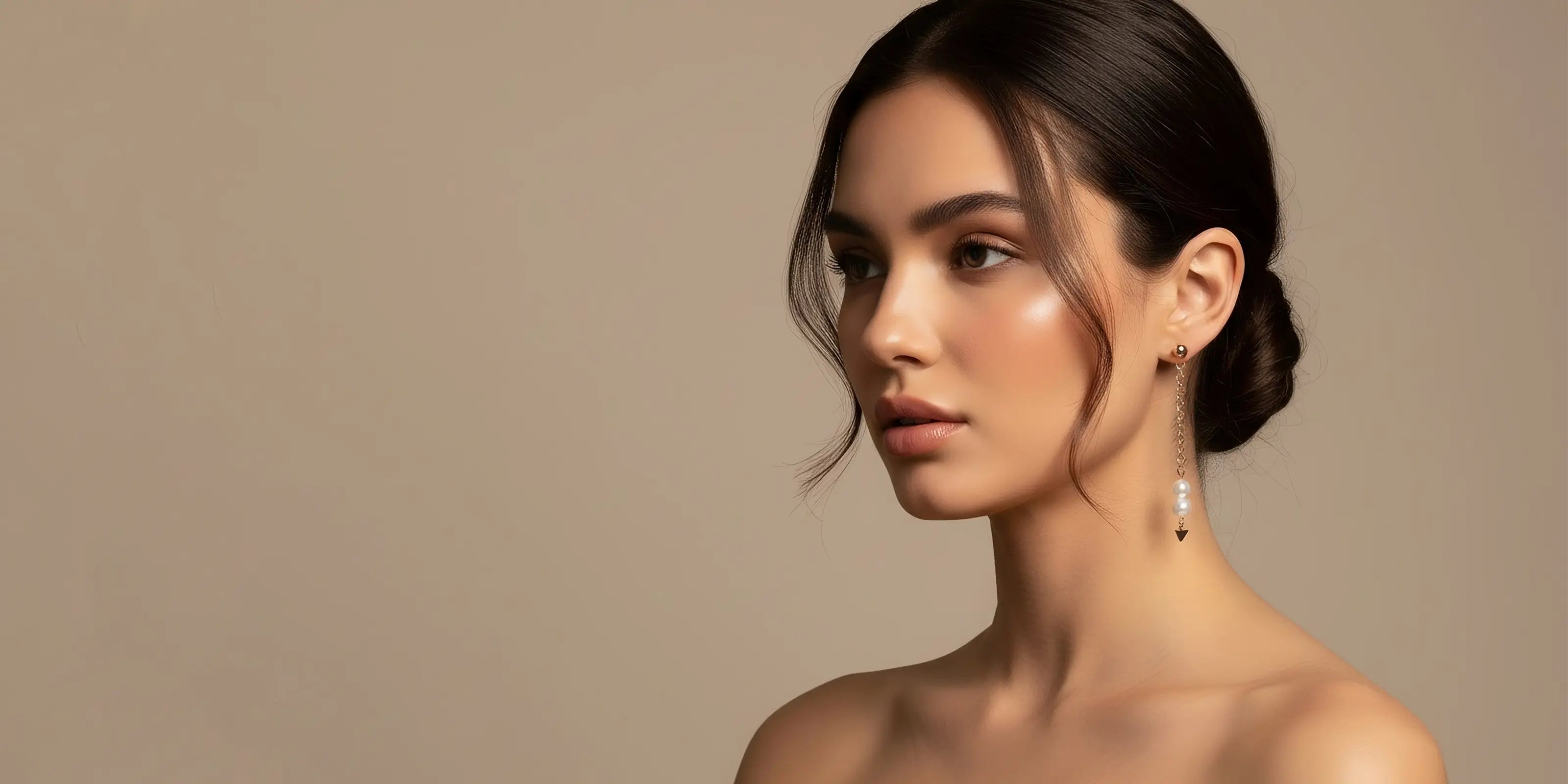 Weibliches Model trägt die Éclat Larmes Perlenohrringe in Roségold aus 316L-Edelstahl und setzt das elegante Design stilvoll in Szene.